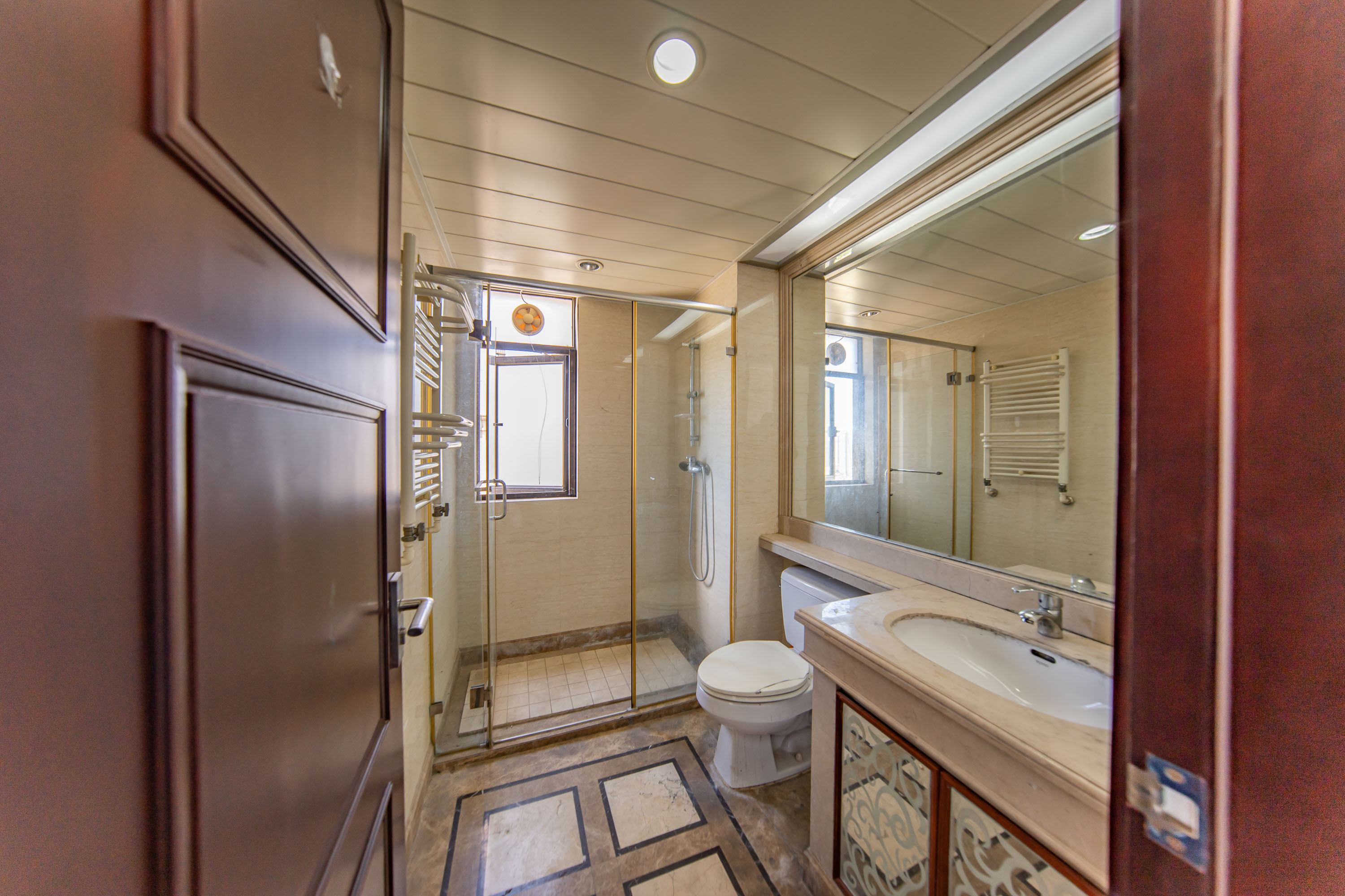 中海国际一期  4室2厅2卫    125.0万卫生间