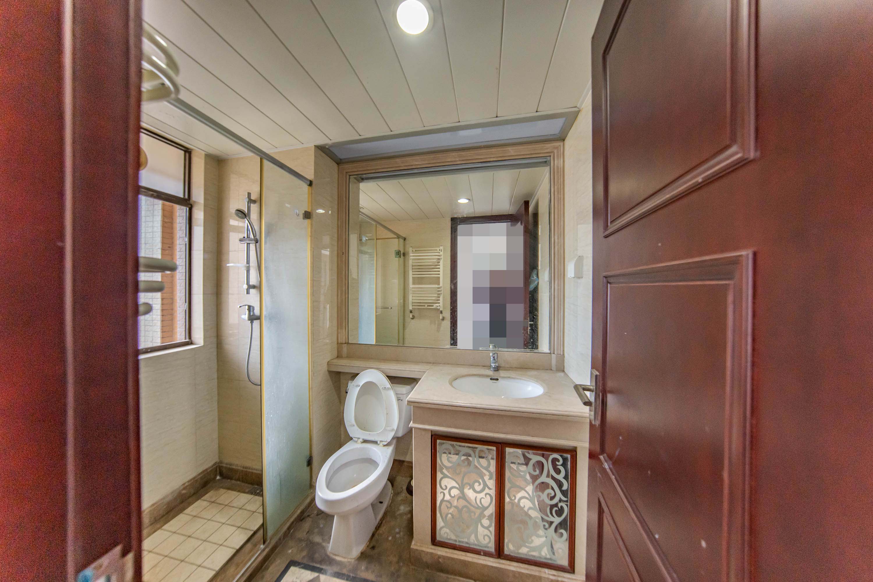 中海国际一期  4室2厅2卫    125.0万卫生间