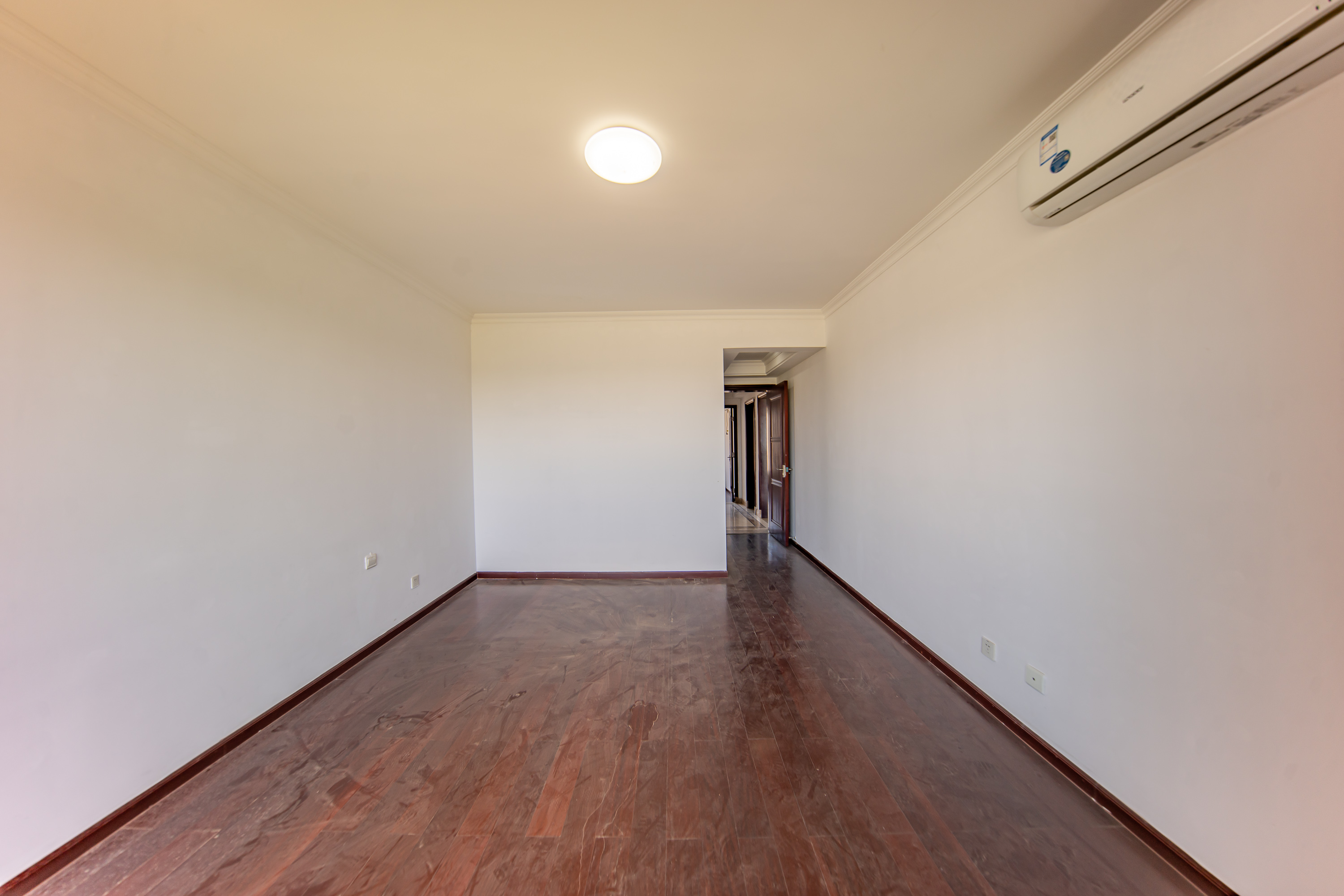 中海国际一期  4室2厅2卫    125.0万卧室