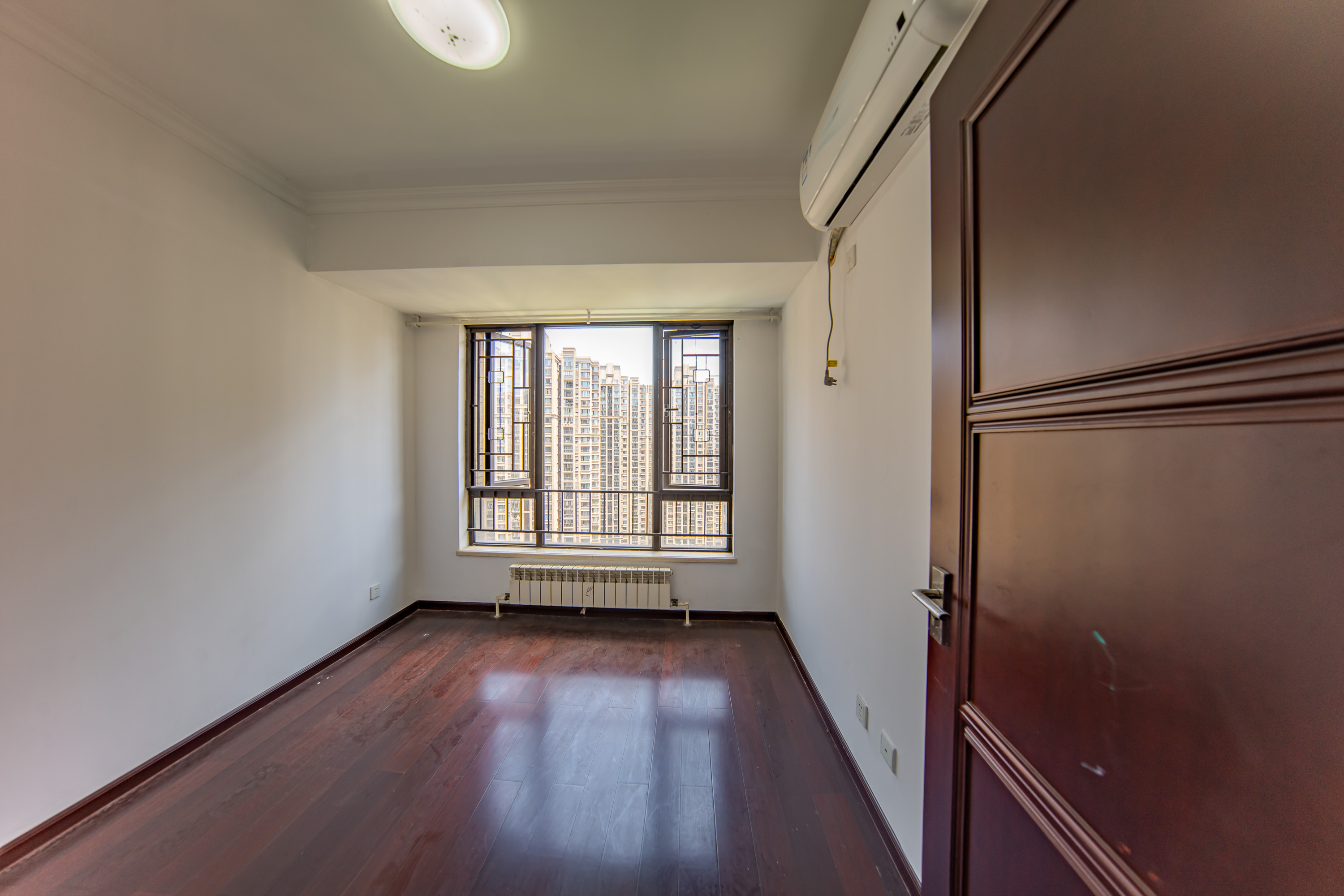 中海国际一期  4室2厅2卫    125.0万卧室