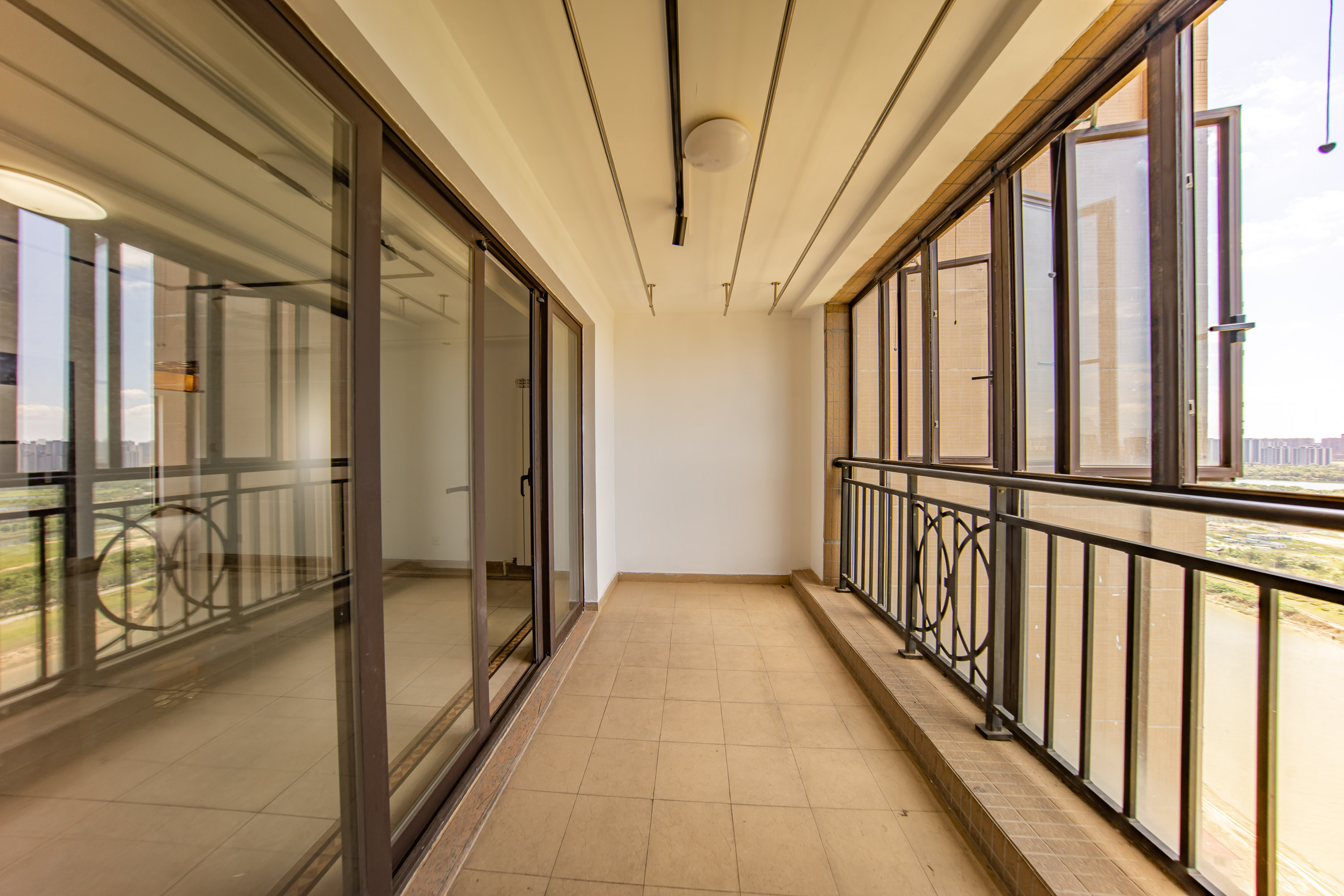 中海国际一期  4室2厅2卫    125.0万阳台