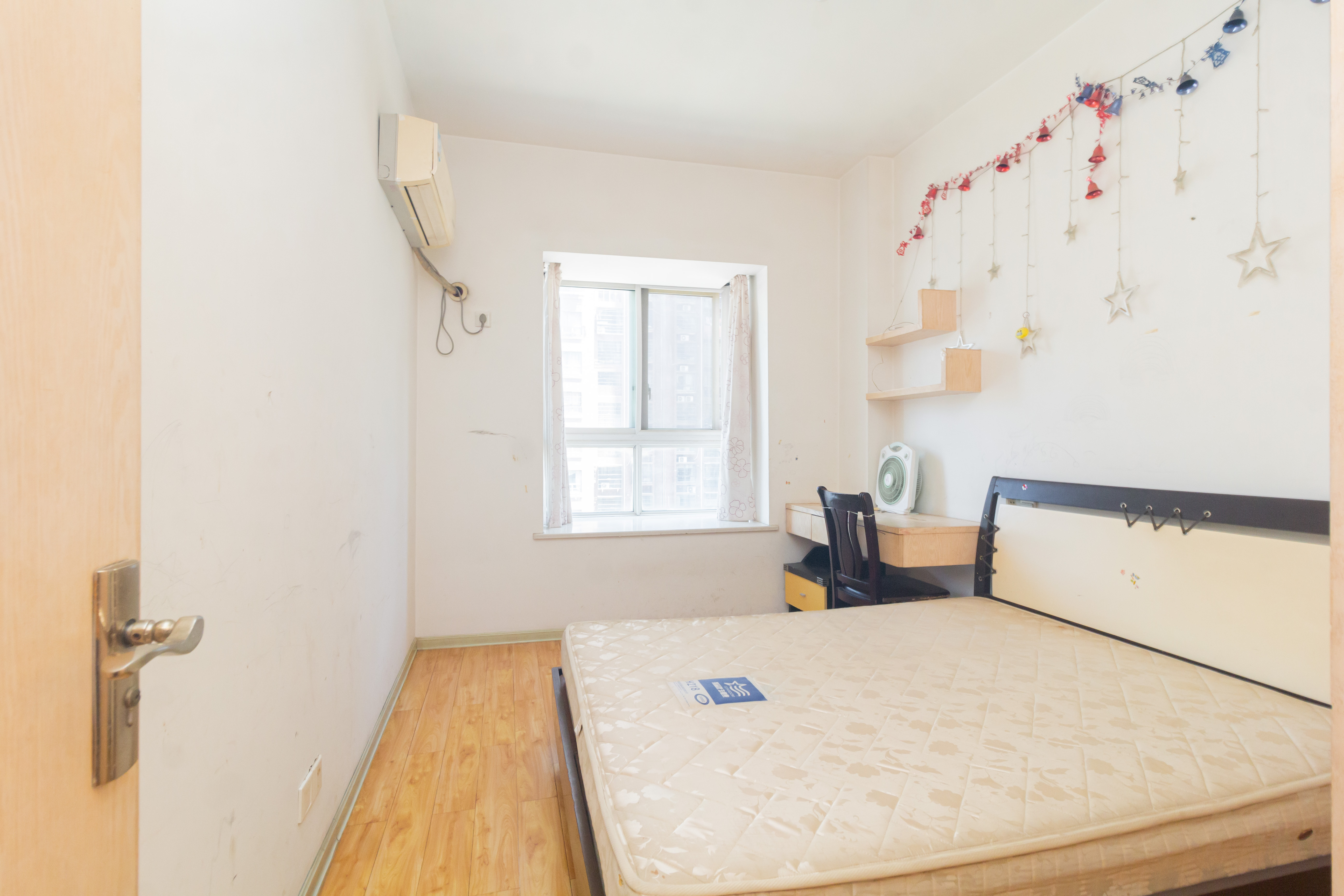 东城名苑 3室2厅1卫 58.0万 东城名苑 3室2厅1卫 58.0万卧室