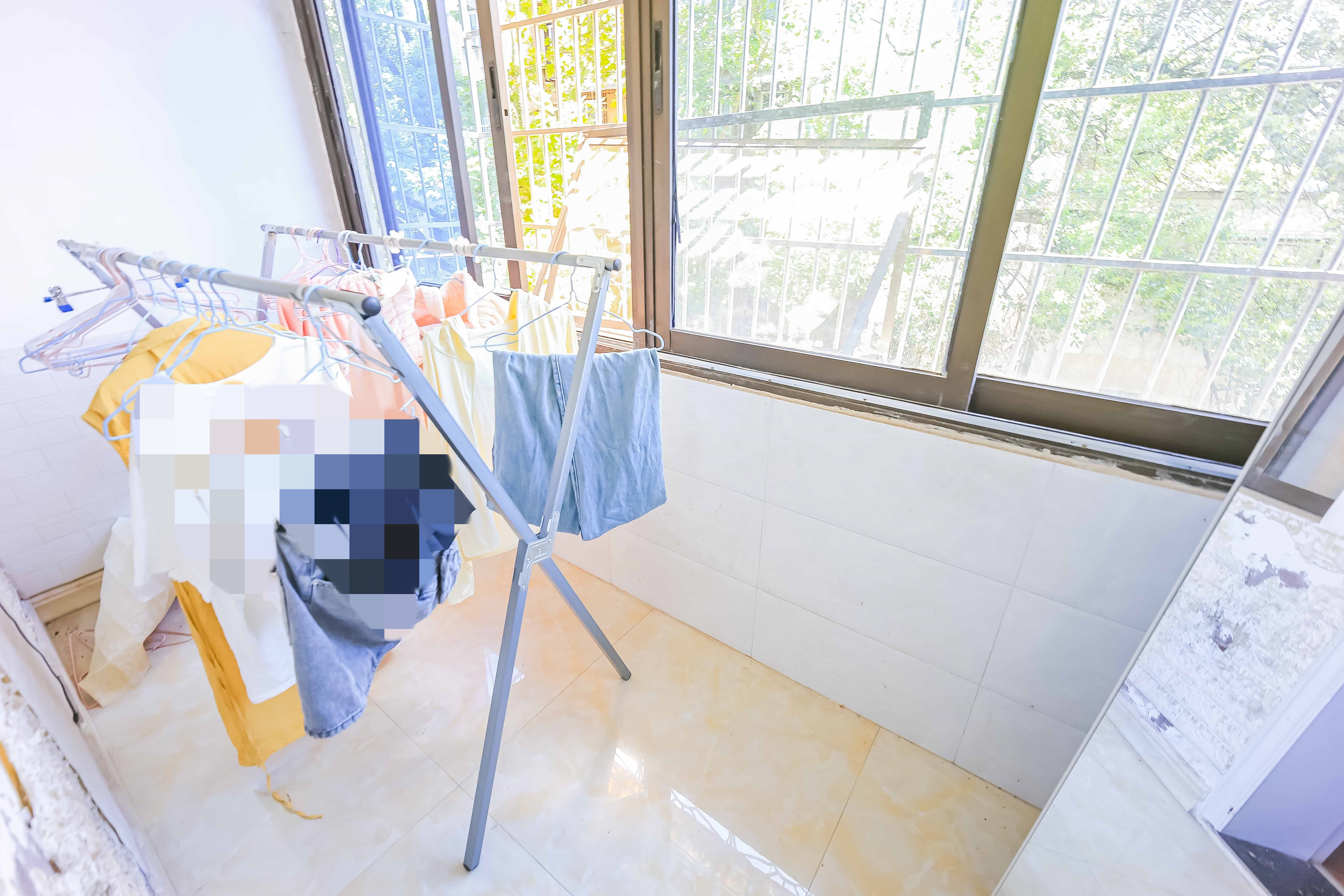 轻苑小区  3室2厅1卫    50.0万阳台