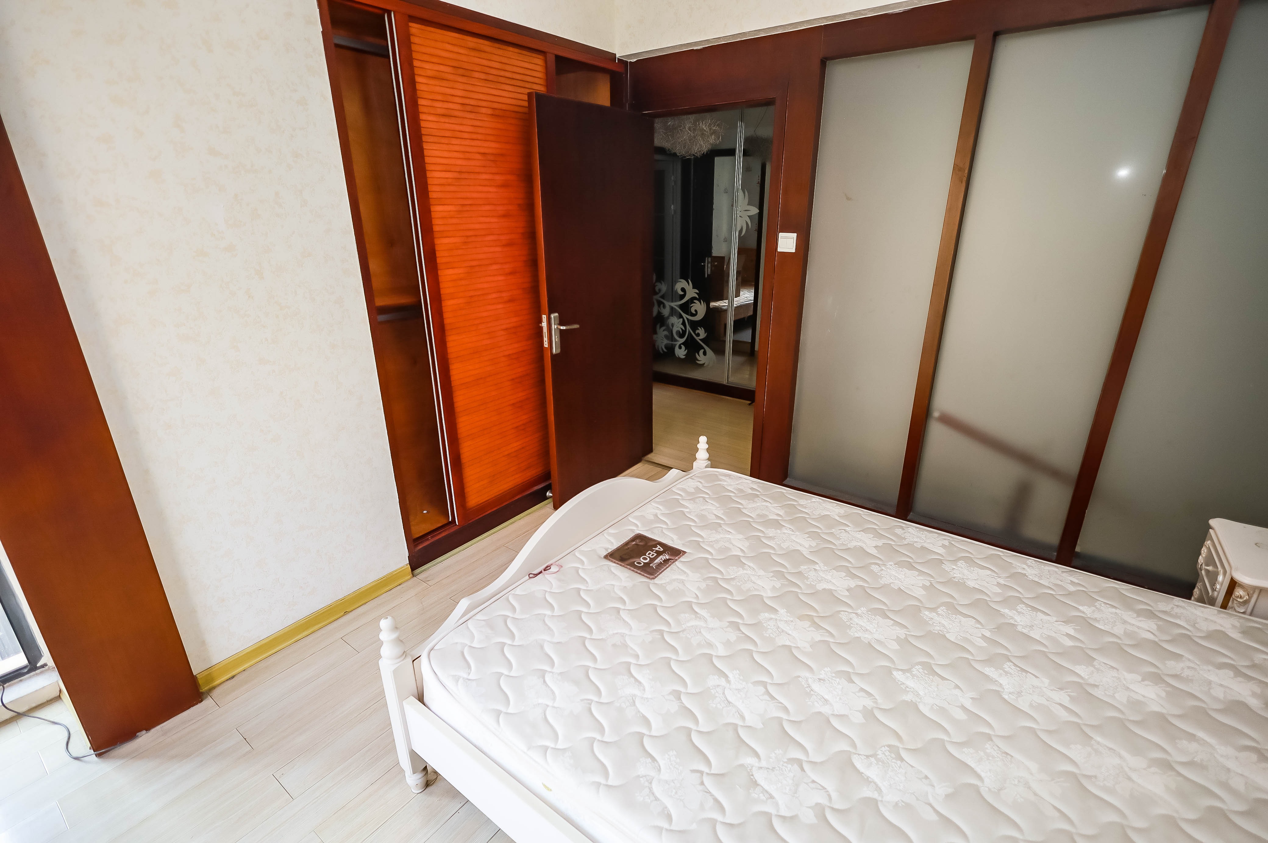 西城龙庭  1室2厅1卫   72.00万卧室
