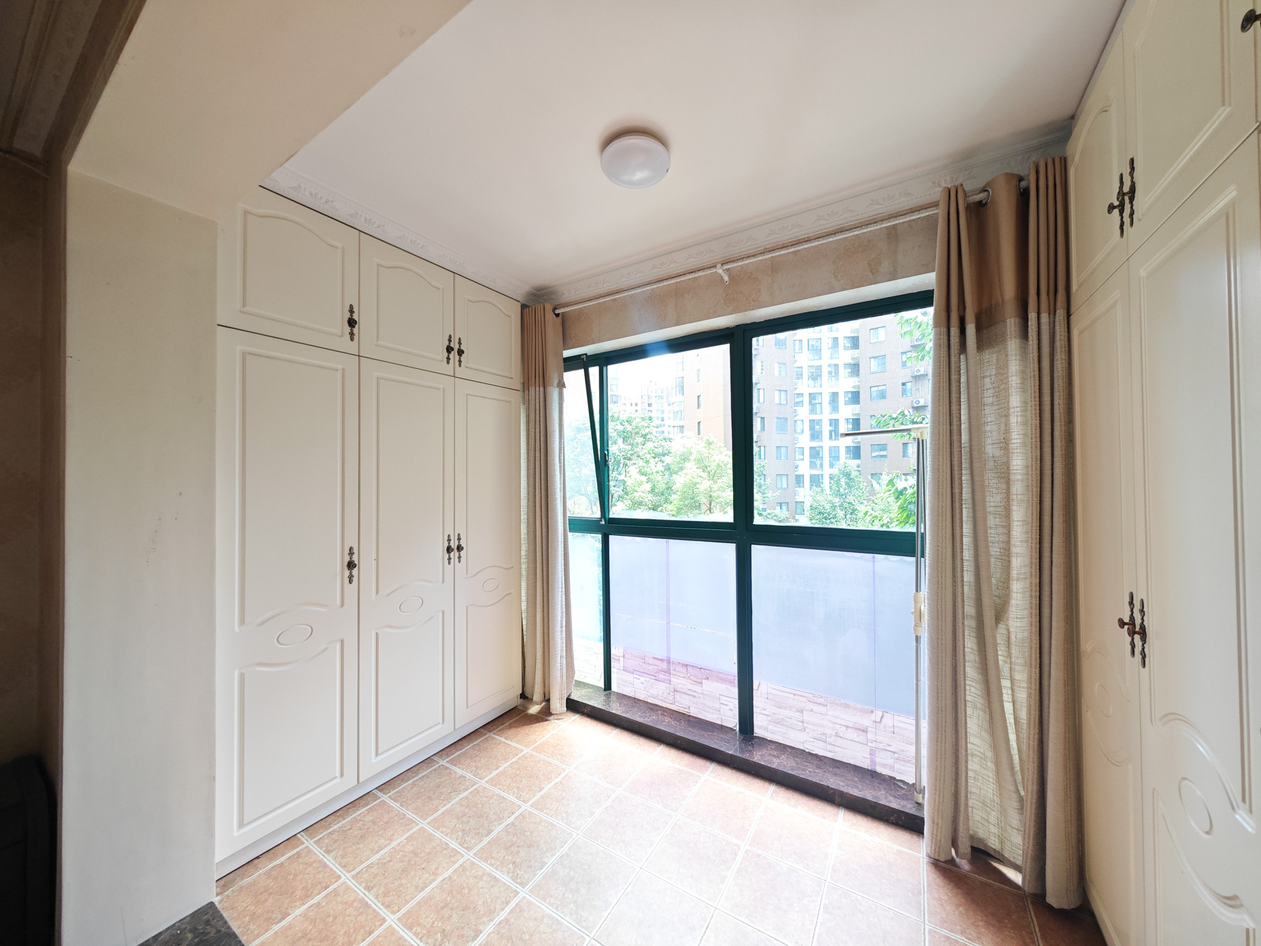 华盛世纪新城  4室2厅2卫    112.8万阳台