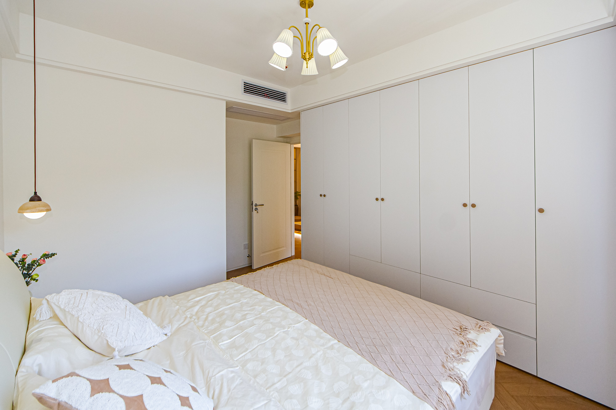 北辰三角洲E4区  3室2厅1卫    166.8万卧室