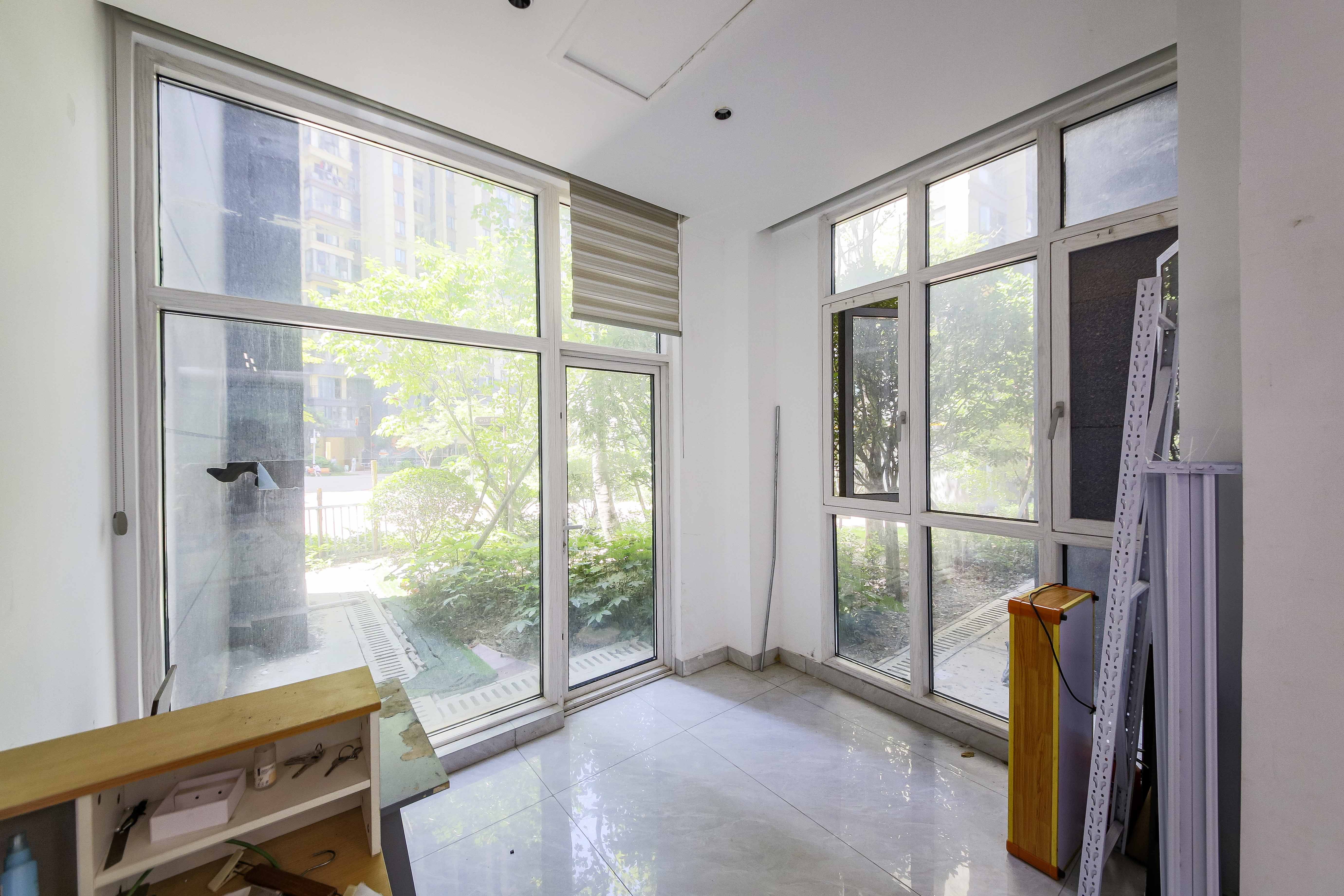 克拉美丽山庄(晟领国际) 4室2厅3卫 134.8万 克拉美丽山庄(晟领国际) 4室2厅3卫 134.8万阳台