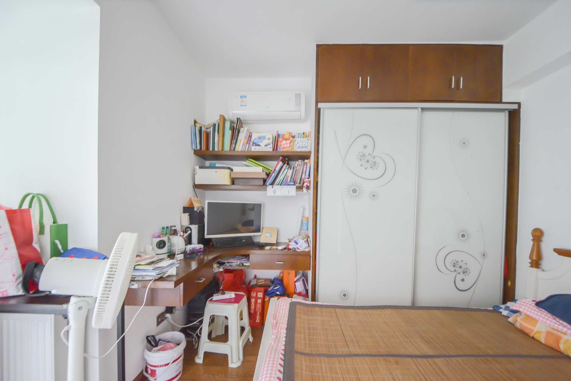 新城新世界一二三期  3室2厅2卫   160.00万卧室