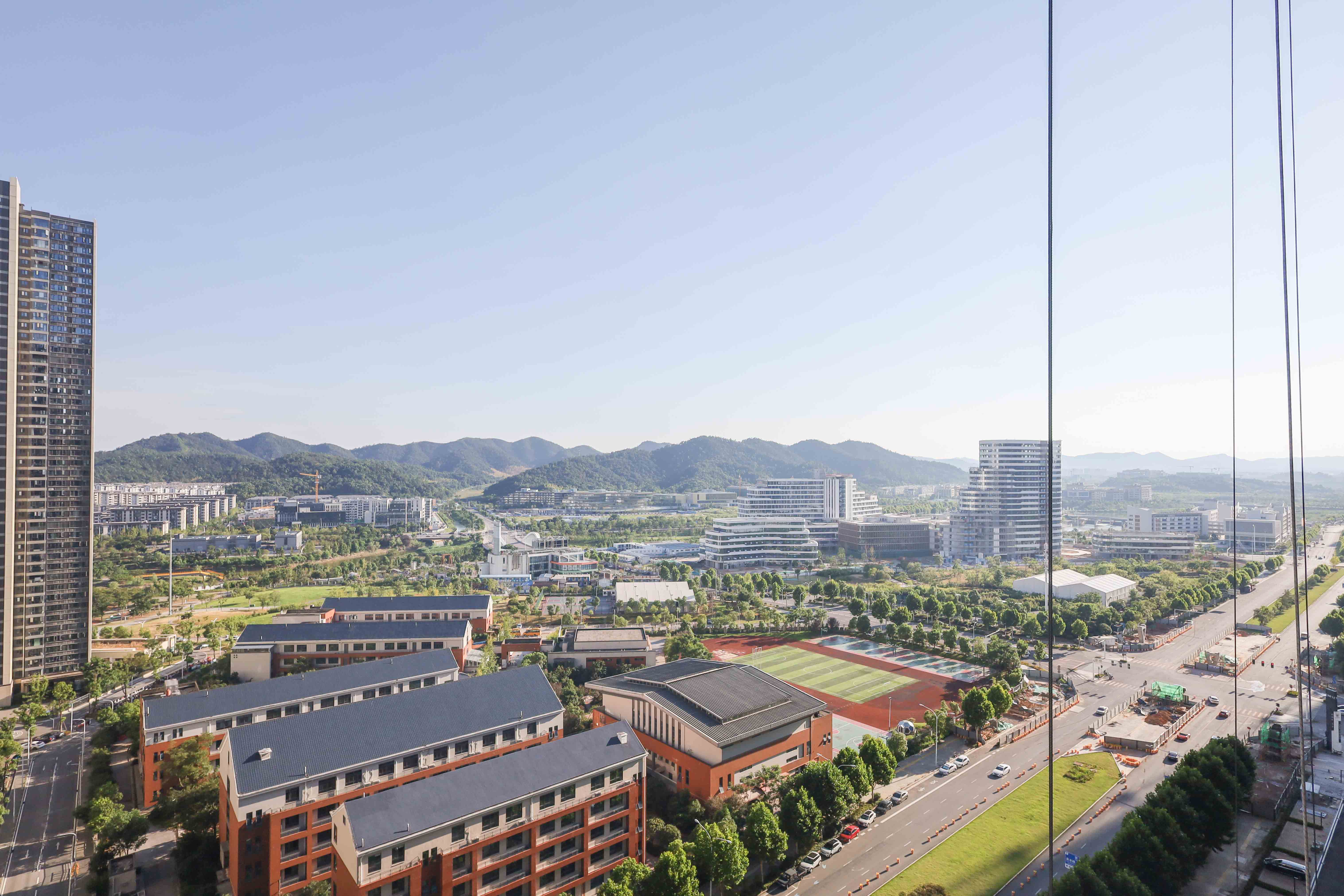 绿地麓云国际  5室2厅3卫   275.00万阳台