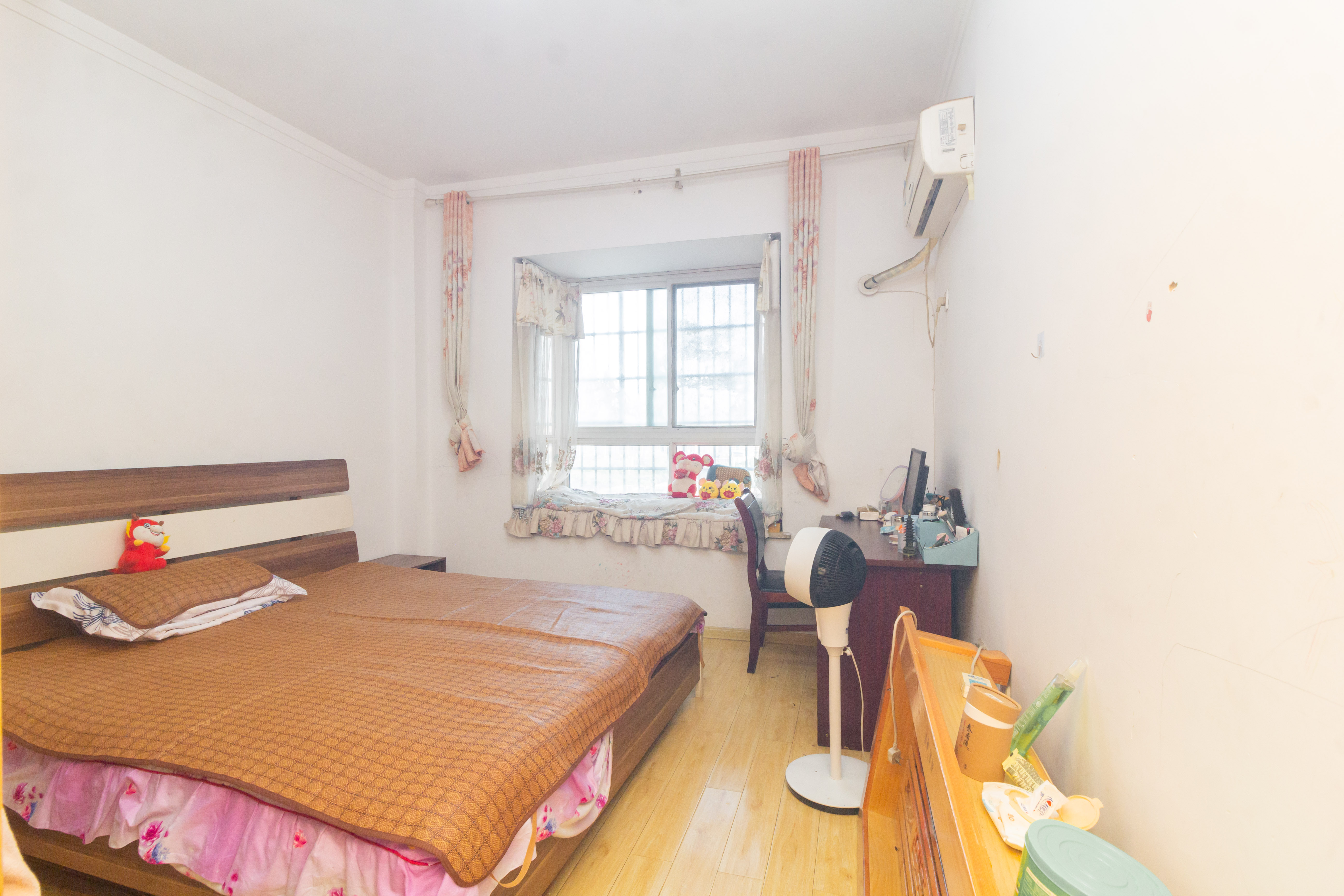 东城名苑 3室2厅2卫 64.8万 东城名苑 3室2厅2卫 64.8万卧室