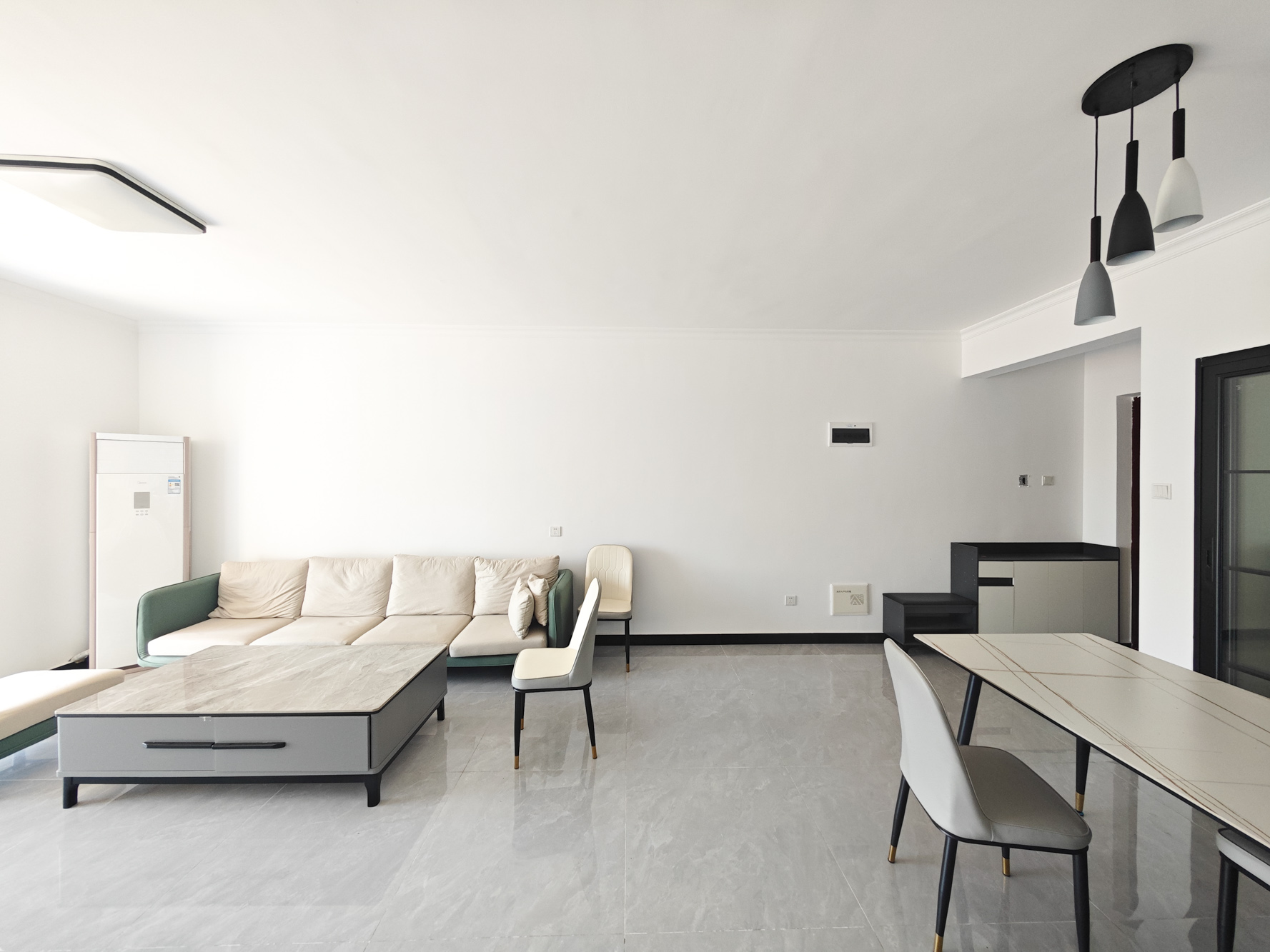 合能枫丹丽舍(柏悦名苑) 3室2厅1卫 110.0万 合能枫丹丽舍(柏悦名苑) 3室2厅1卫 110.0万客厅