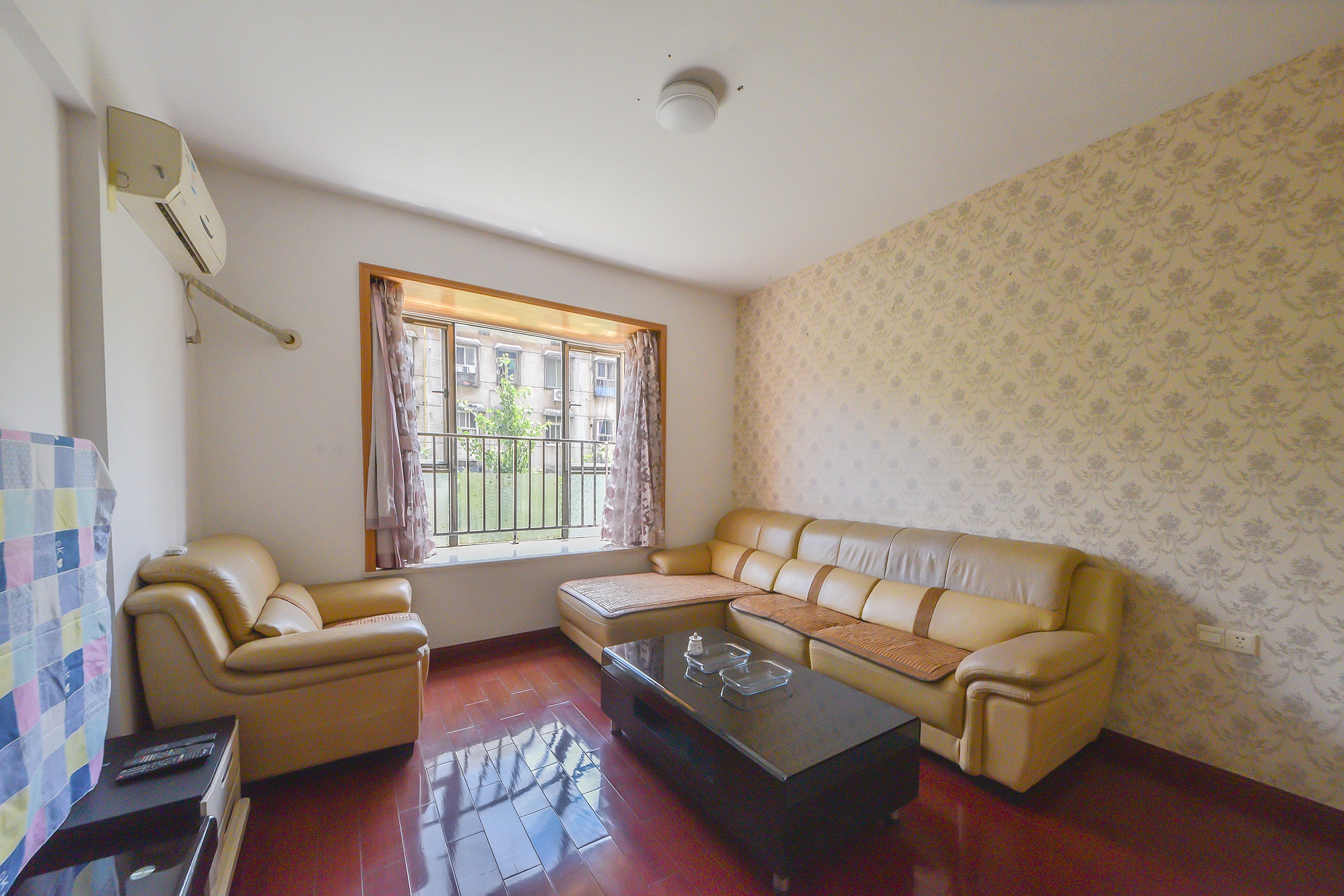 山水花都 2室1厅1卫 56.0万 山水花都 2室1厅1卫 56.0万客厅