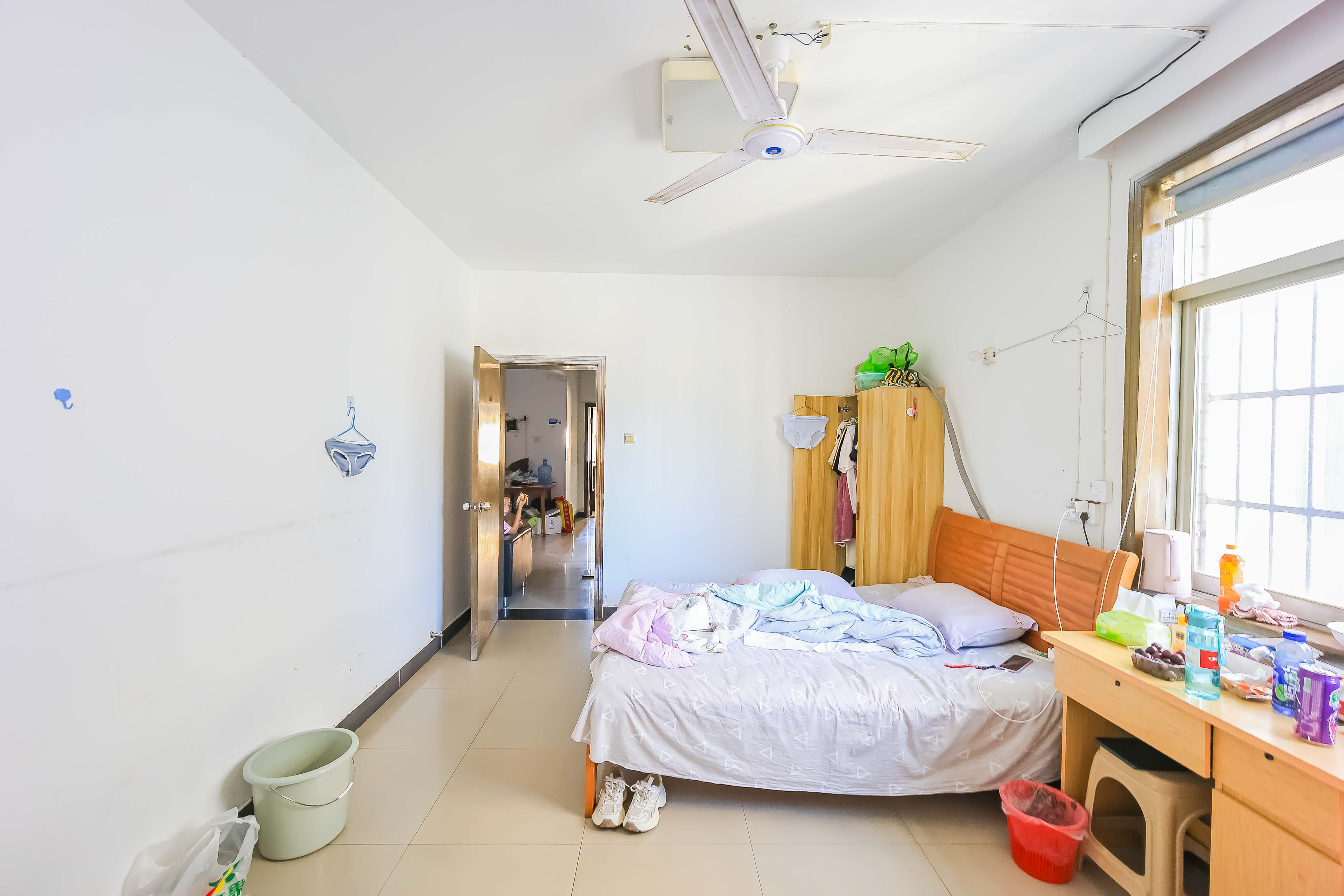天泽大厦  4室2厅2卫   250.00万卧室