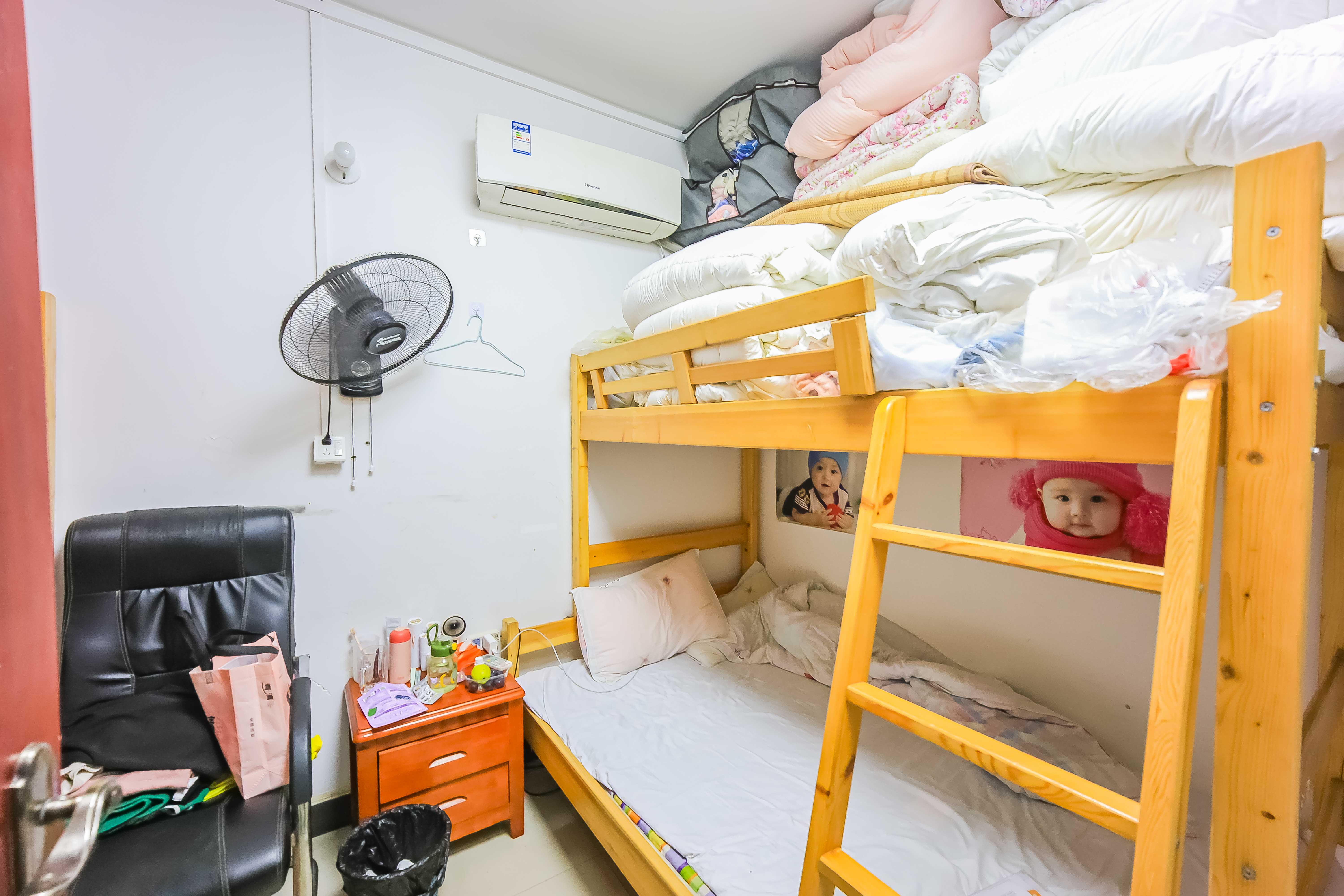天泽大厦  4室2厅2卫   250.00万卧室