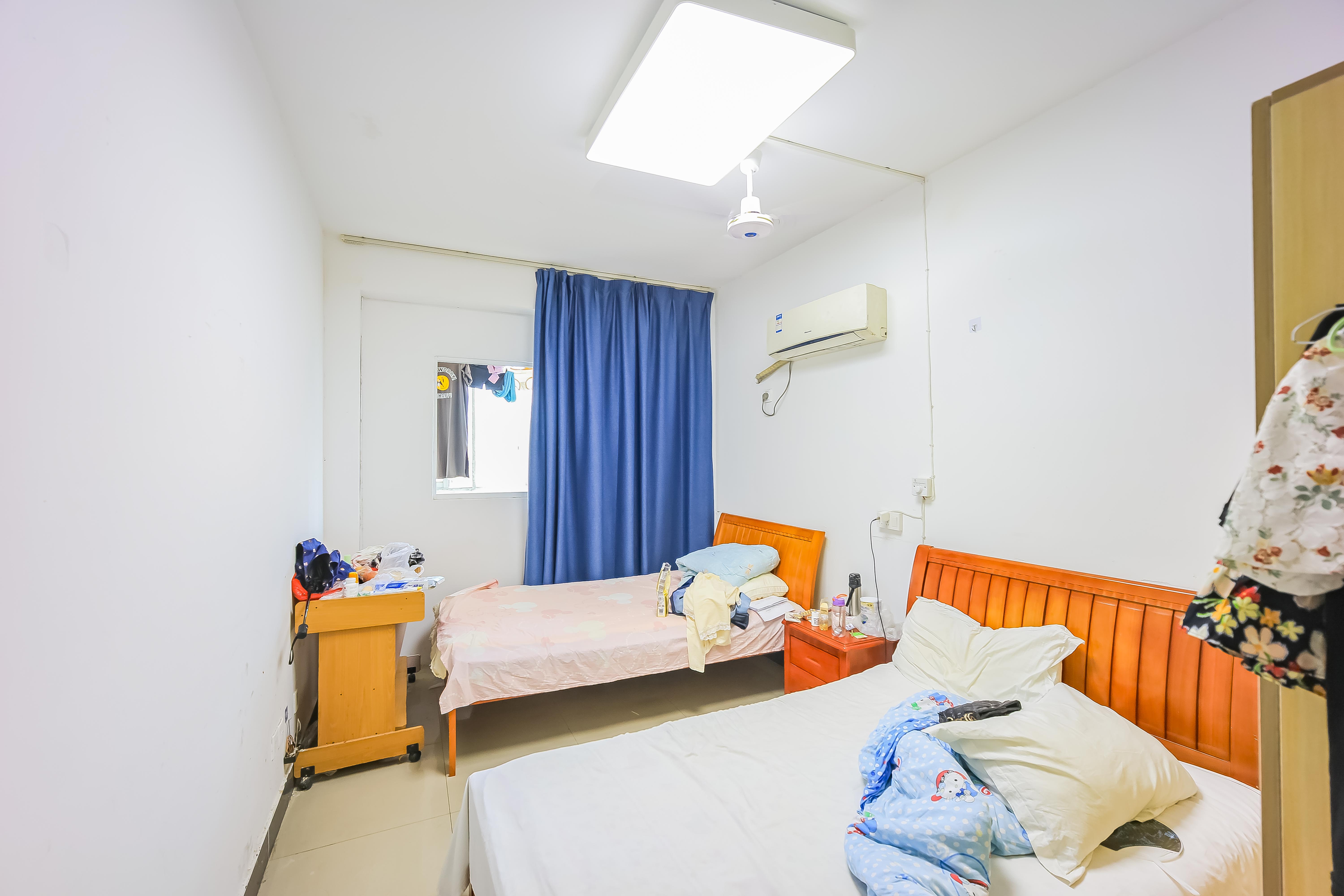 天泽大厦  4室2厅2卫   250.00万卧室