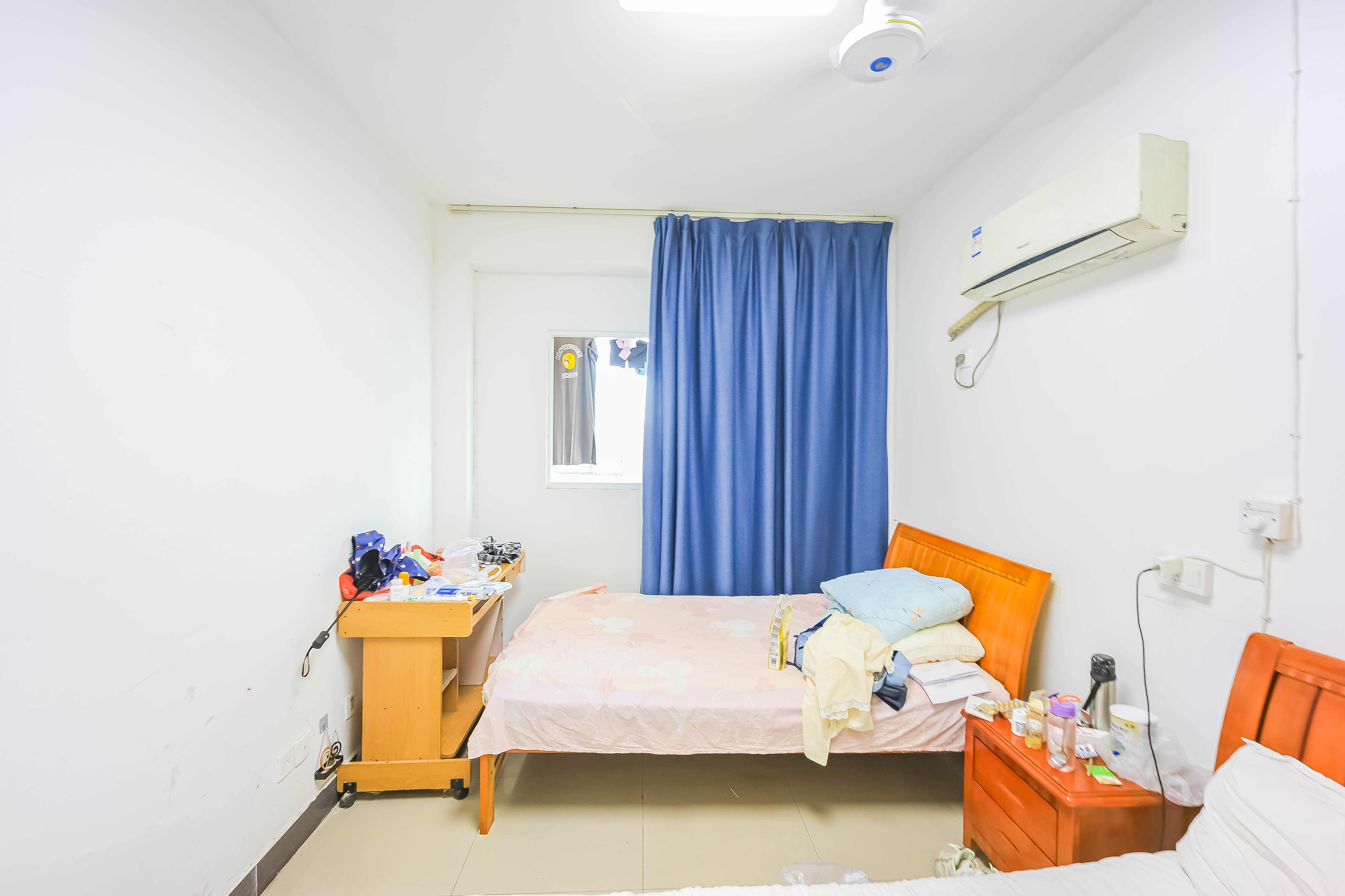 天泽大厦  4室2厅2卫   250.00万卧室
