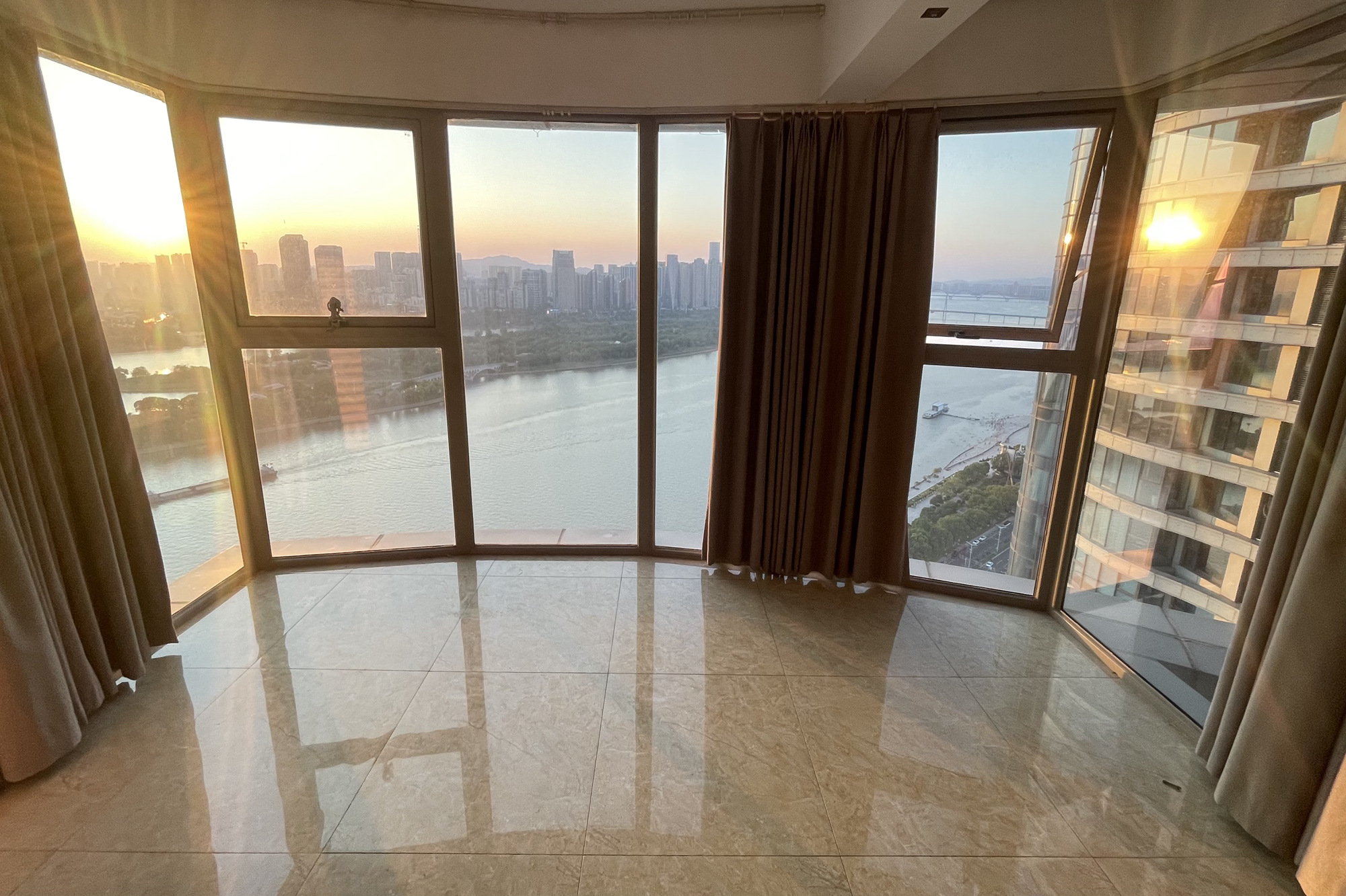 潮宗御苑  1室2厅2卫   294.50万阳台