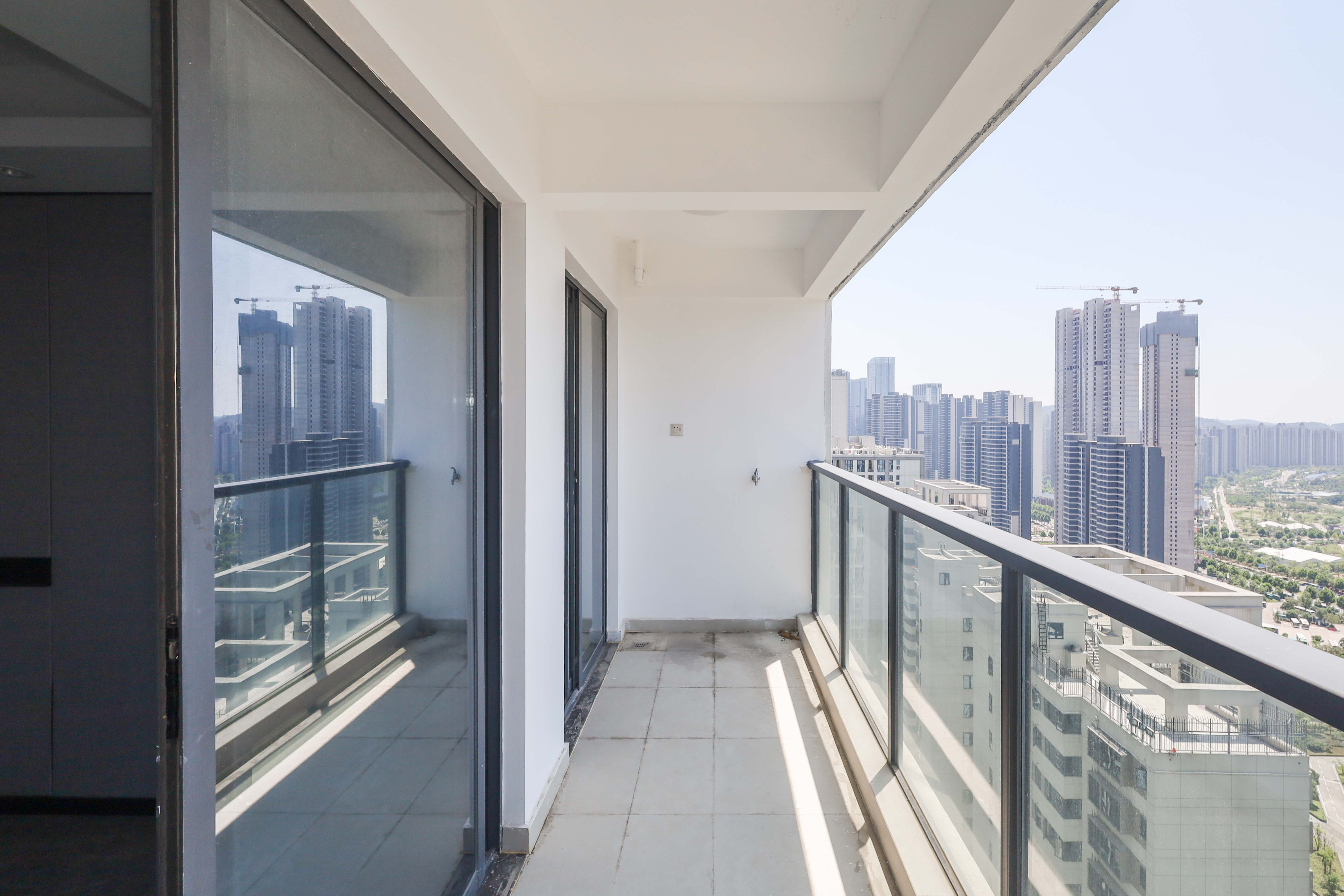 中国铁建湘语梅溪  3室2厅2卫   196.00万阳台