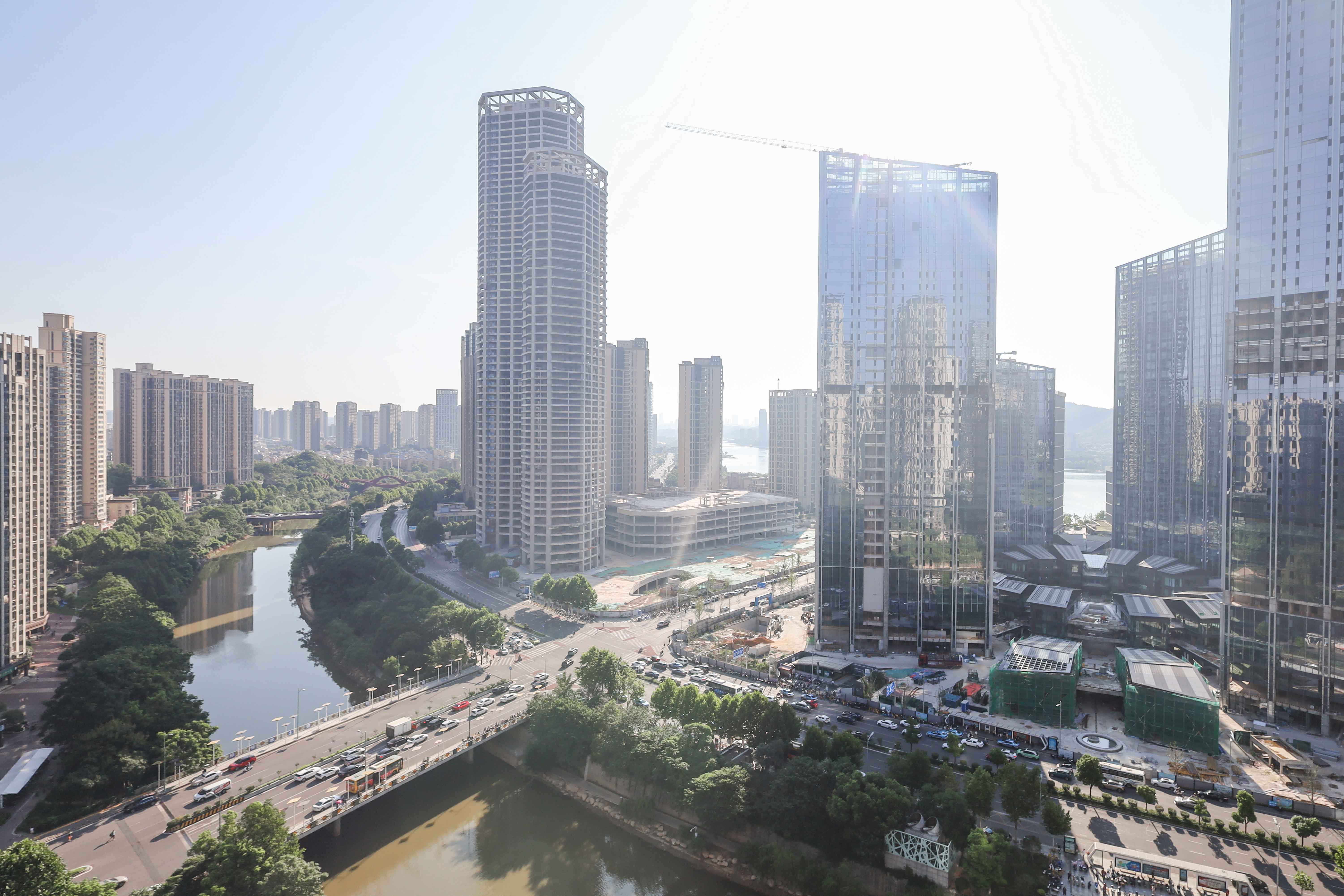 建发央著  4室2厅2卫   288.00万阳台