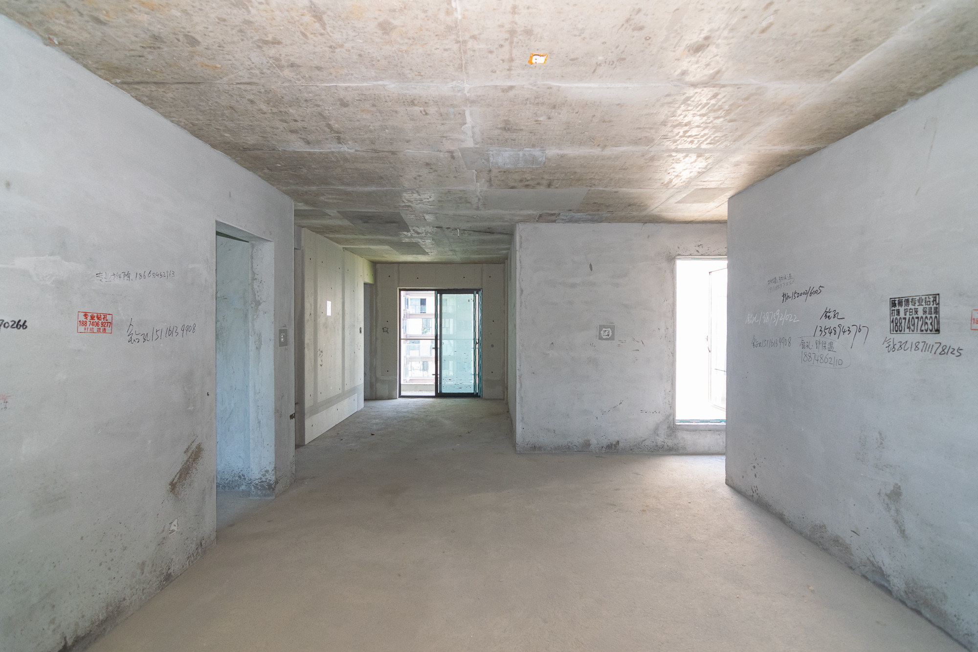 润和雅郡(润和紫郡六期) 4室2厅3卫 92.0万 润和雅郡(润和紫郡六期) 4室2厅3卫 92.0万客厅