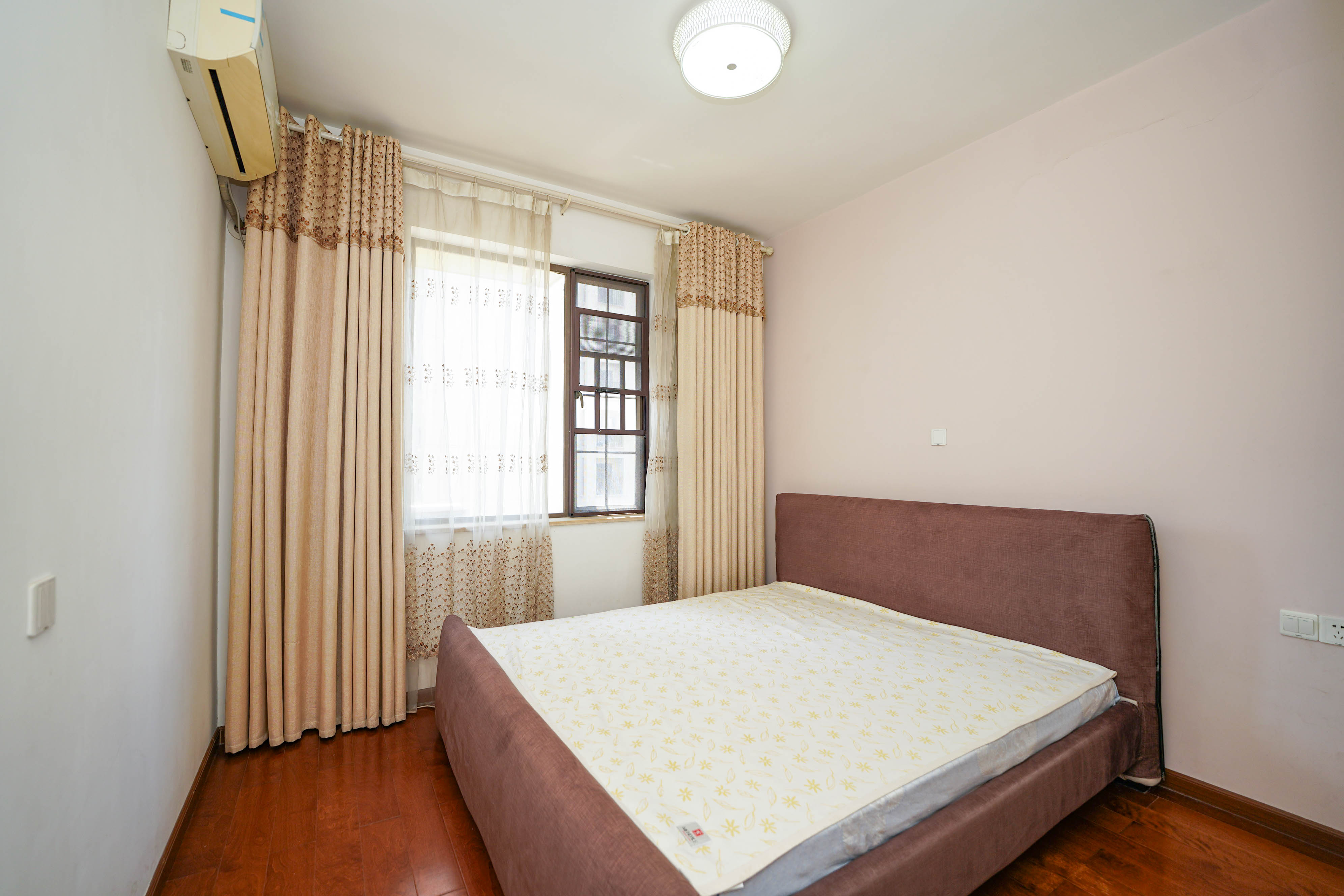 宏聚地中海 3室2厅2卫 95.0万 宏聚地中海 3室2厅2卫 95.0万卧室