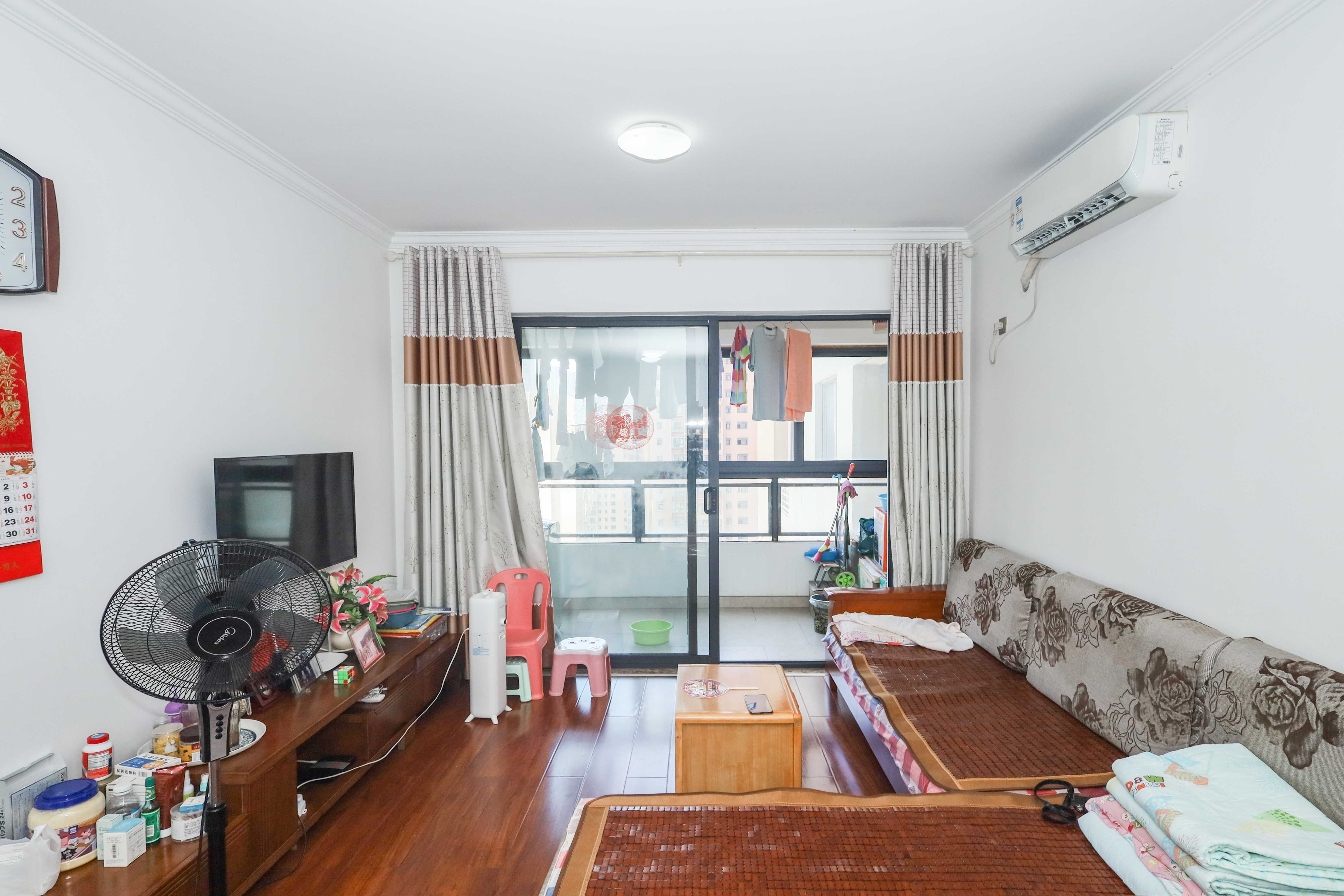 好莱城(弘德西街) 2室2厅1卫 65.0万 好莱城(弘德西街) 2室2厅1卫 65.0万客厅