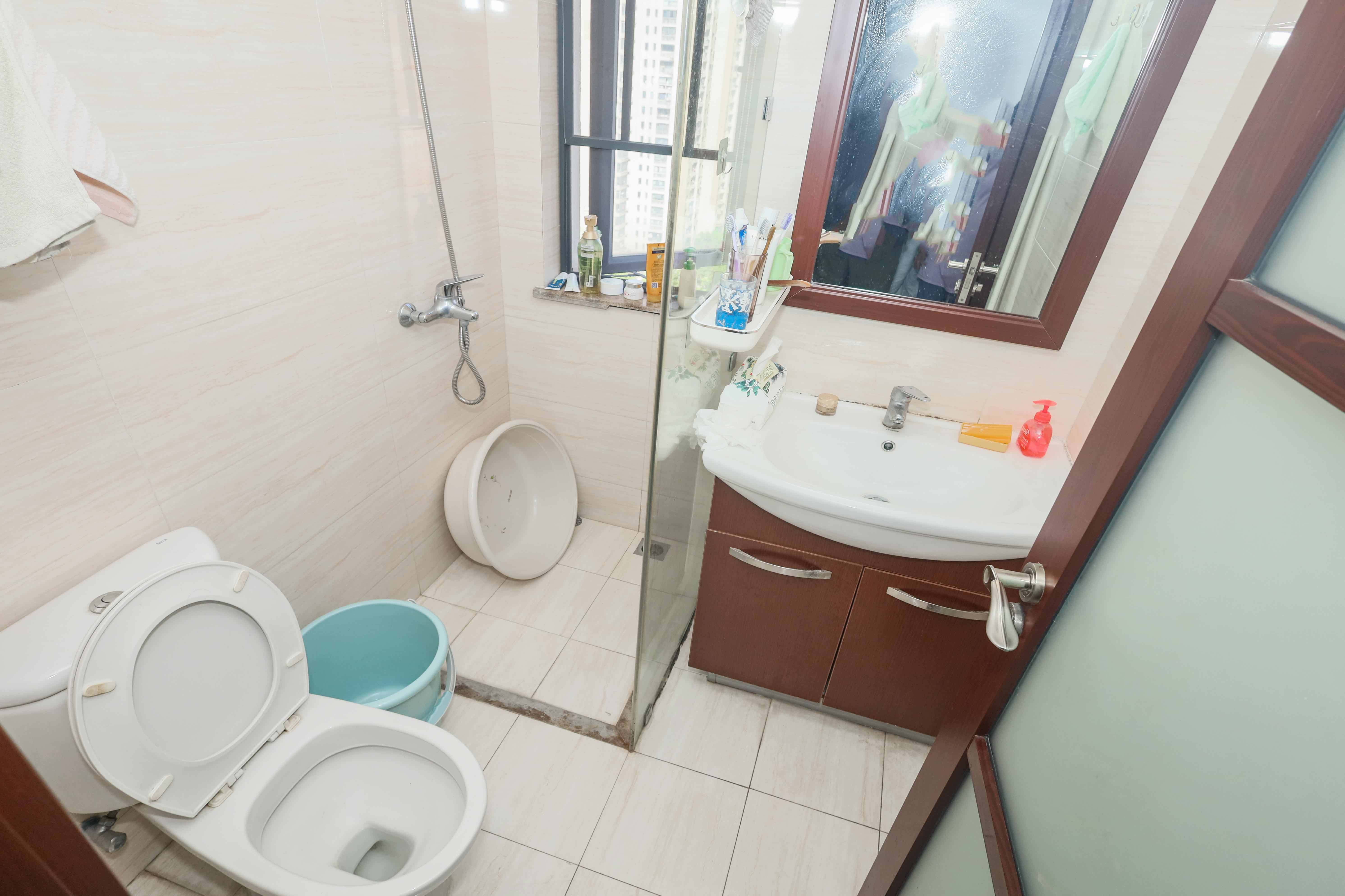 好莱城(弘德西街) 2室2厅1卫 65.0万 好莱城(弘德西街) 2室2厅1卫 65.0万卫生间