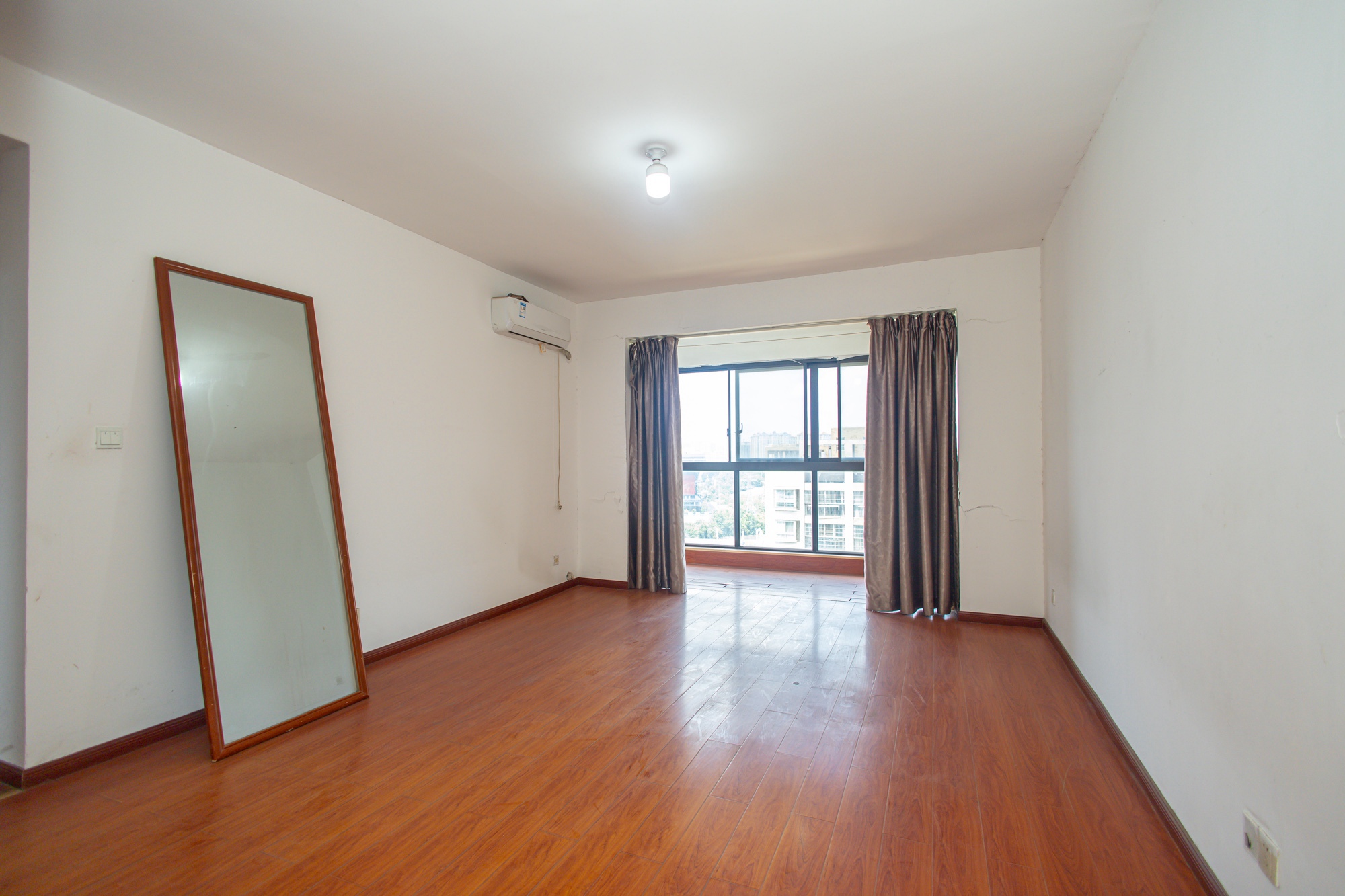 紫晶城  4室2厅2卫    74.0万 紫晶城  4室2厅2卫    74.0万客厅