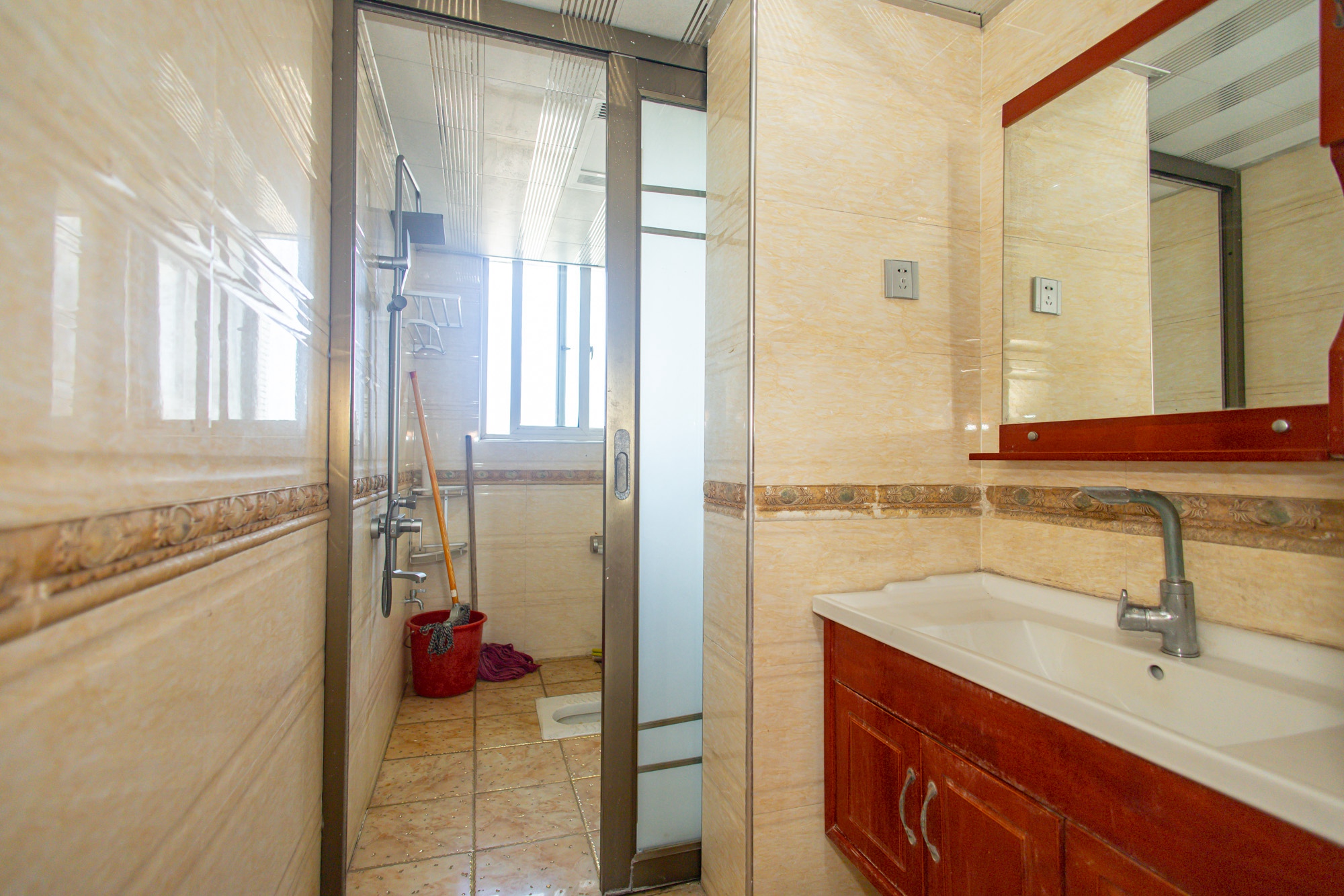 紫晶城  4室2厅2卫    74.0万 紫晶城  4室2厅2卫    74.0万卫生间