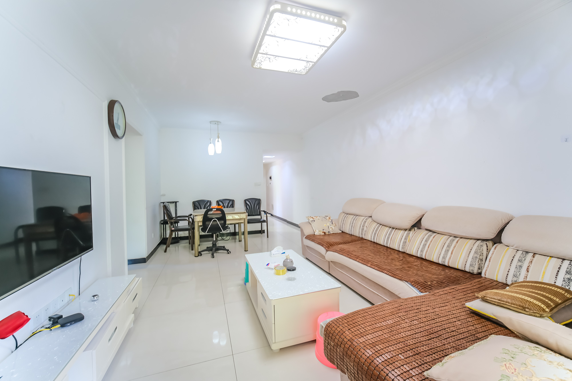 盛地春天里 3室2厅1卫 56.00万 盛地春天里 3室2厅1卫 56.00万客厅