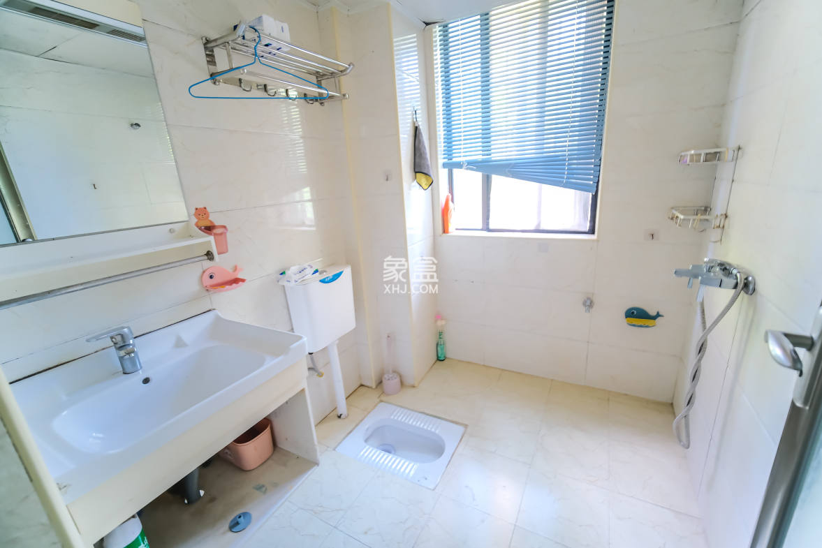 盛地春天里 3室2厅1卫 56.00万 盛地春天里 3室2厅1卫 56.00万卫生间