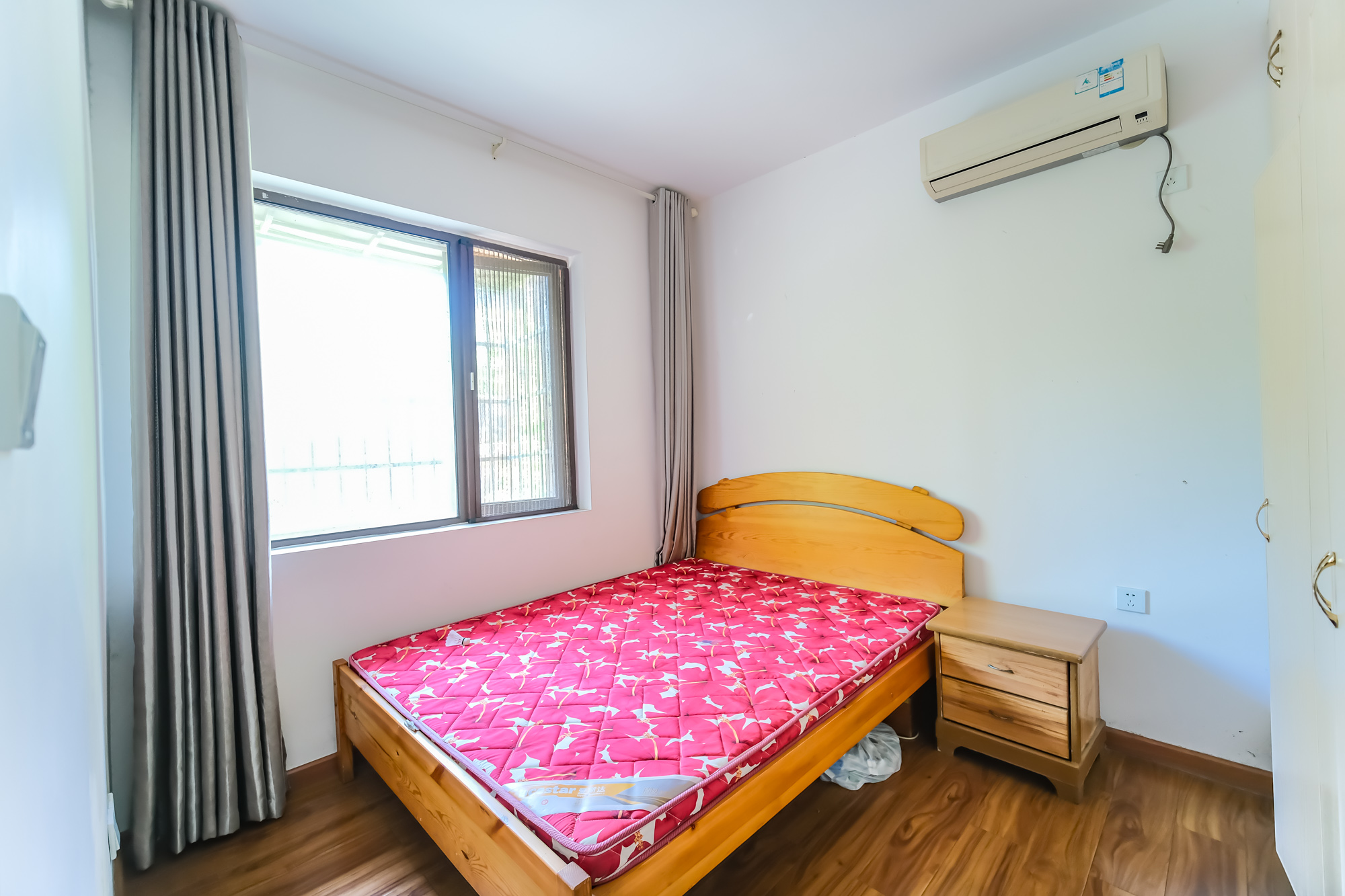 盛地春天里 3室2厅1卫 56.00万 盛地春天里 3室2厅1卫 56.00万卧室