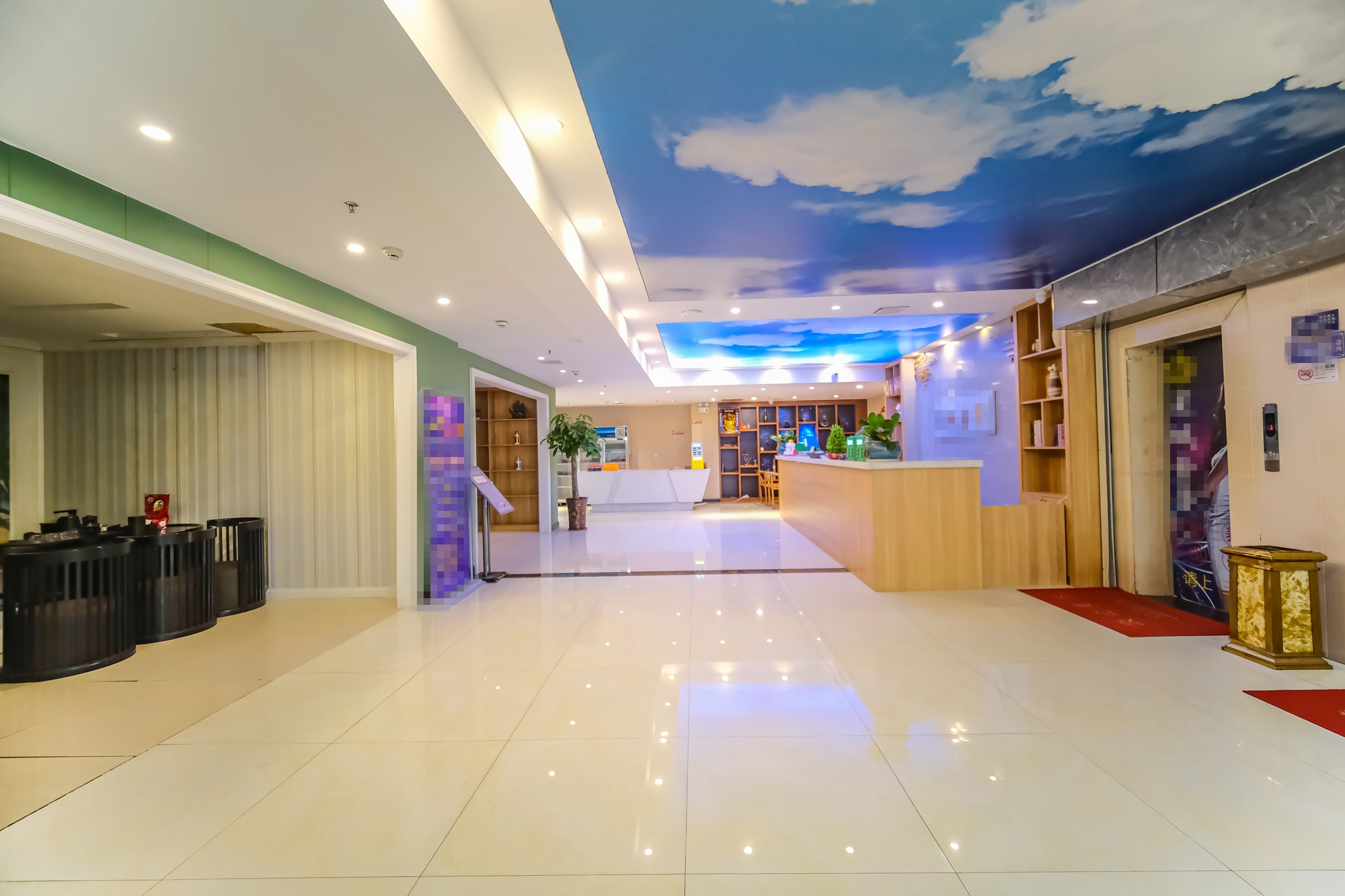 月亮湾草莓街区一、二期  18室3厅10卫    1060.0万 月亮湾草莓街区一、二期  18室3厅10卫    1060.0万