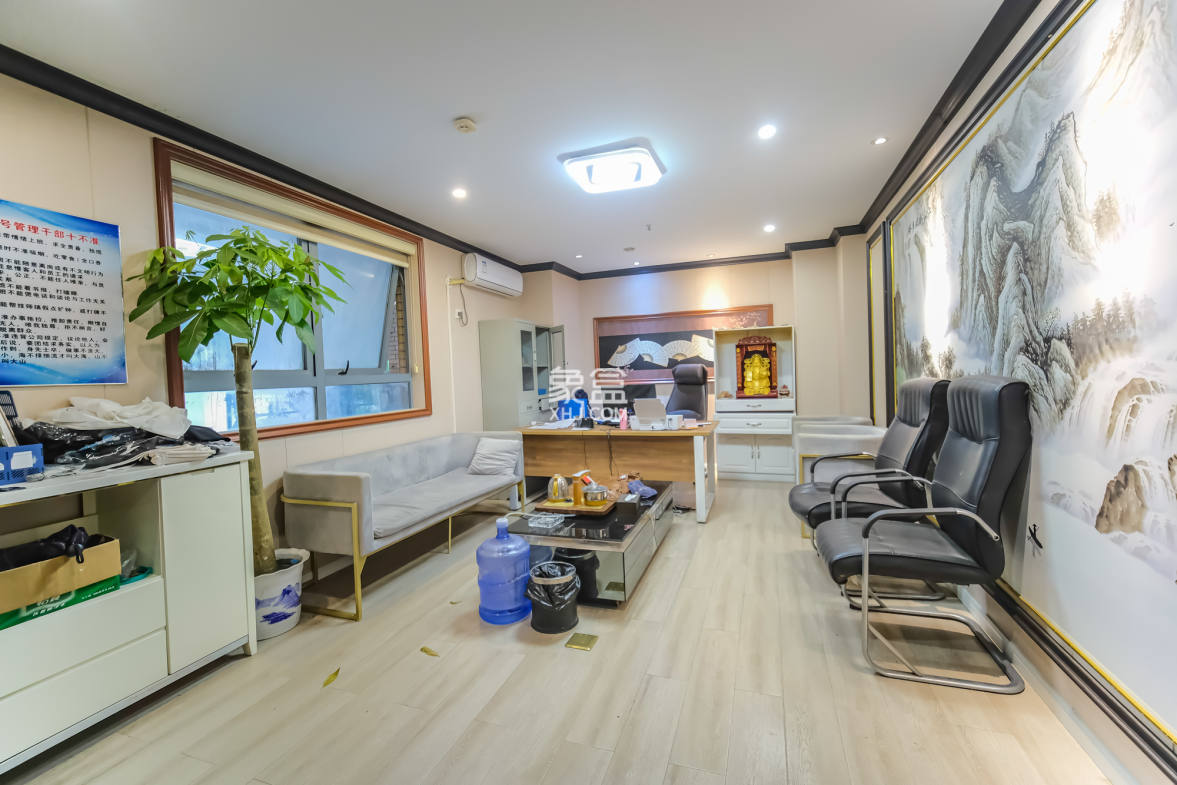 月亮湾草莓街区一、二期  18室3厅10卫    1060.0万 月亮湾草莓街区一、二期  18室3厅10卫    1060.0万卧室