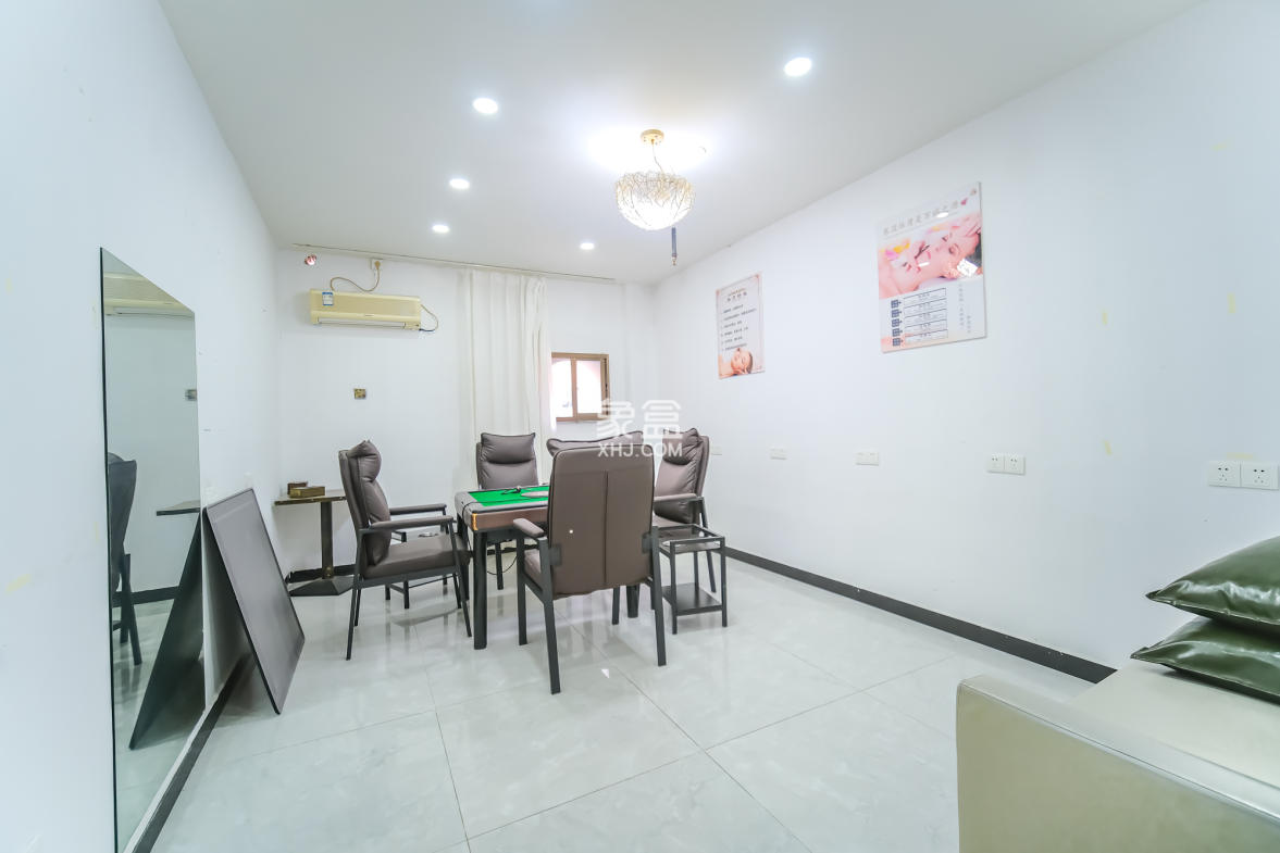 月亮湾草莓街区一、二期  18室3厅10卫    1060.0万 月亮湾草莓街区一、二期  18室3厅10卫    1060.0万卧室