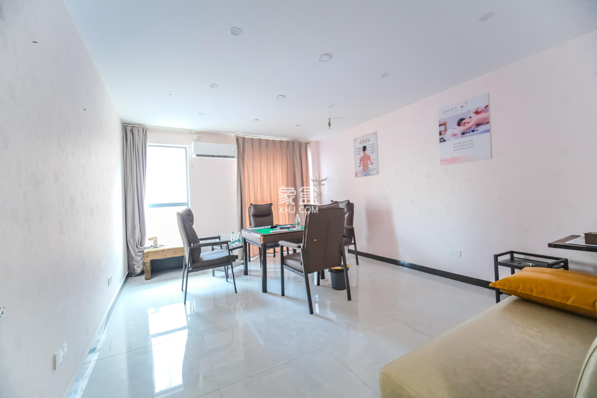 月亮湾草莓街区一、二期  18室3厅10卫    1060.0万 月亮湾草莓街区一、二期  18室3厅10卫    1060.0万卧室