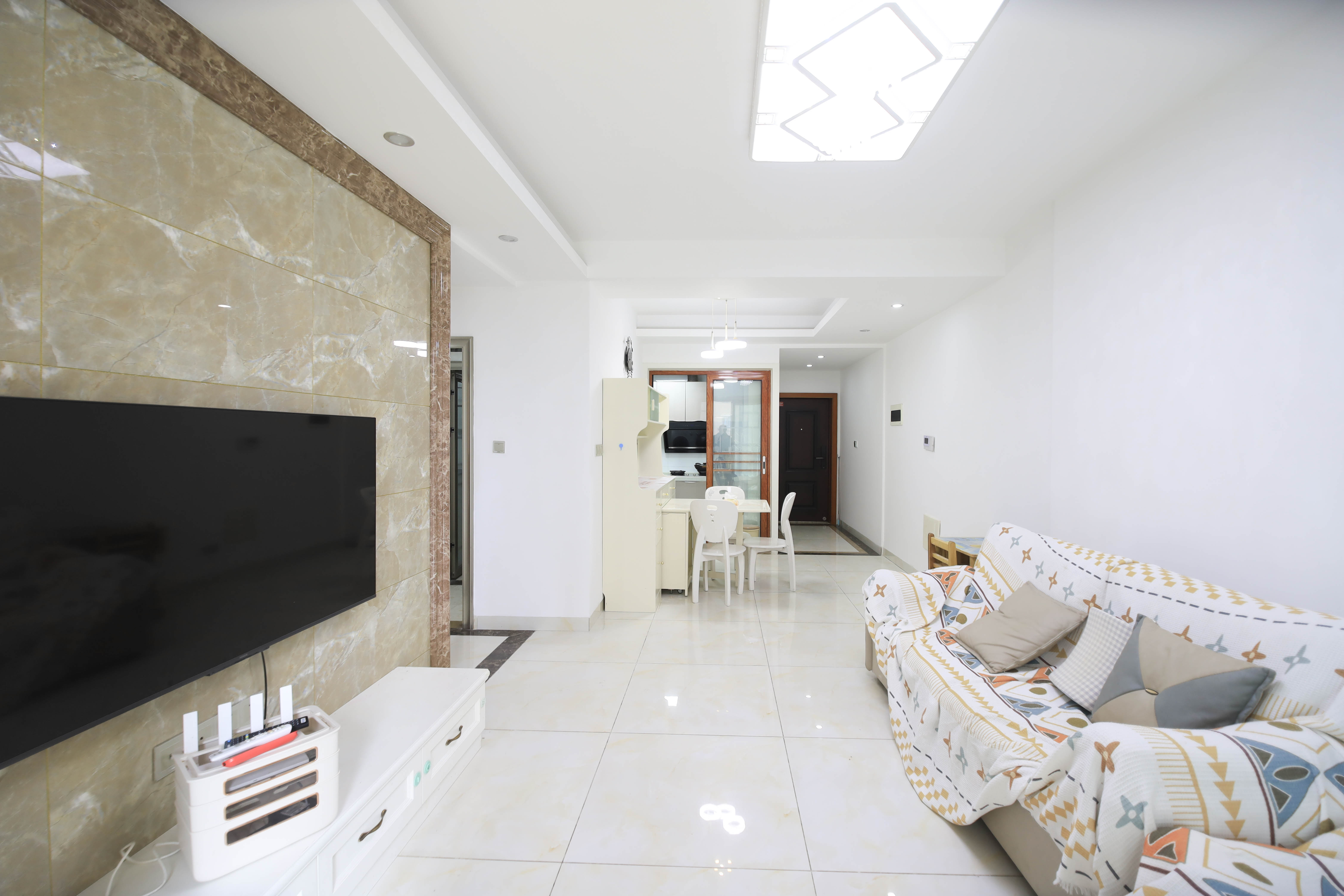 蓝光幸福满庭 3室2厅1卫 68.0万 蓝光幸福满庭 3室2厅1卫 68.0万客厅