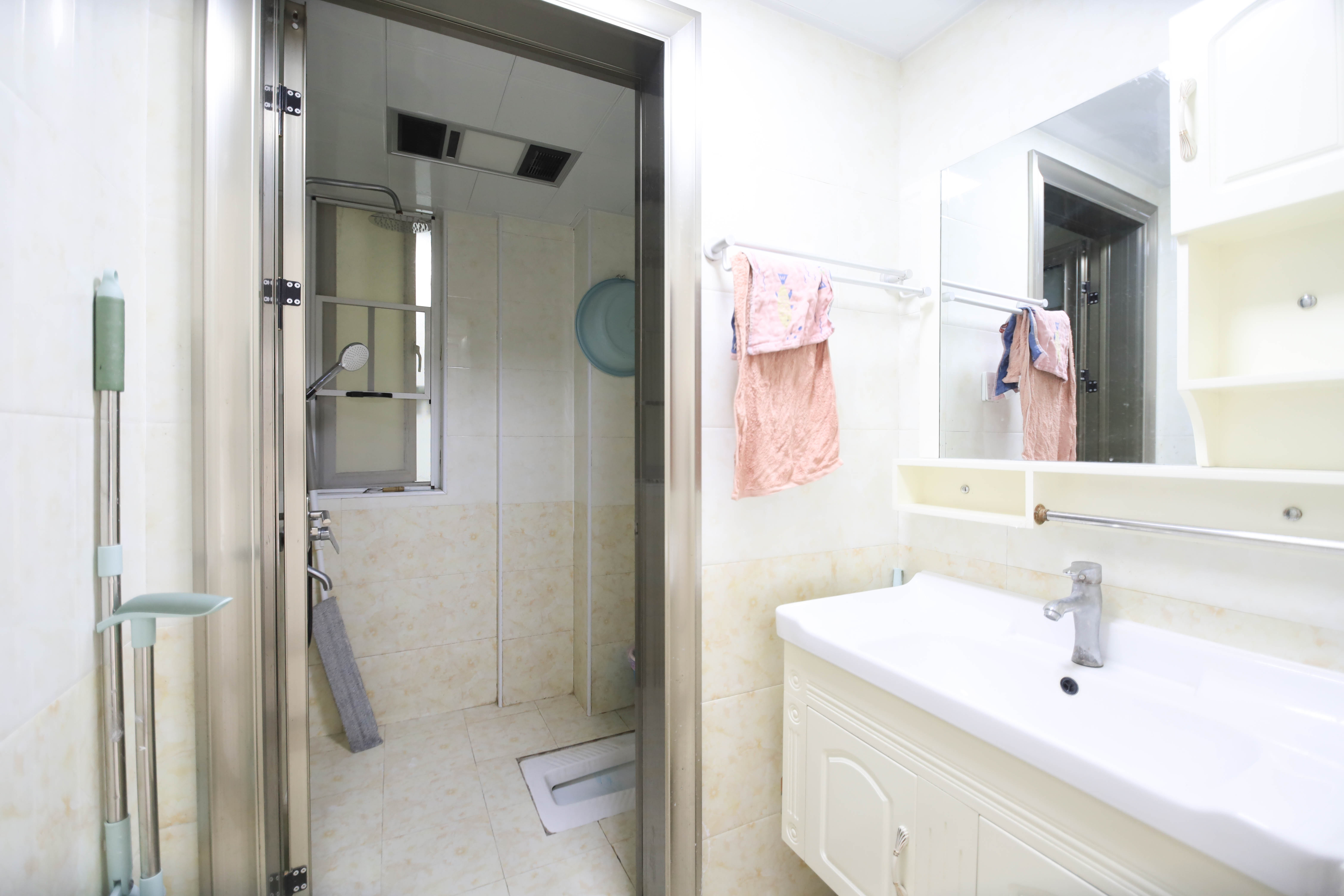 蓝光幸福满庭 3室2厅1卫 68.0万 蓝光幸福满庭 3室2厅1卫 68.0万卫生间