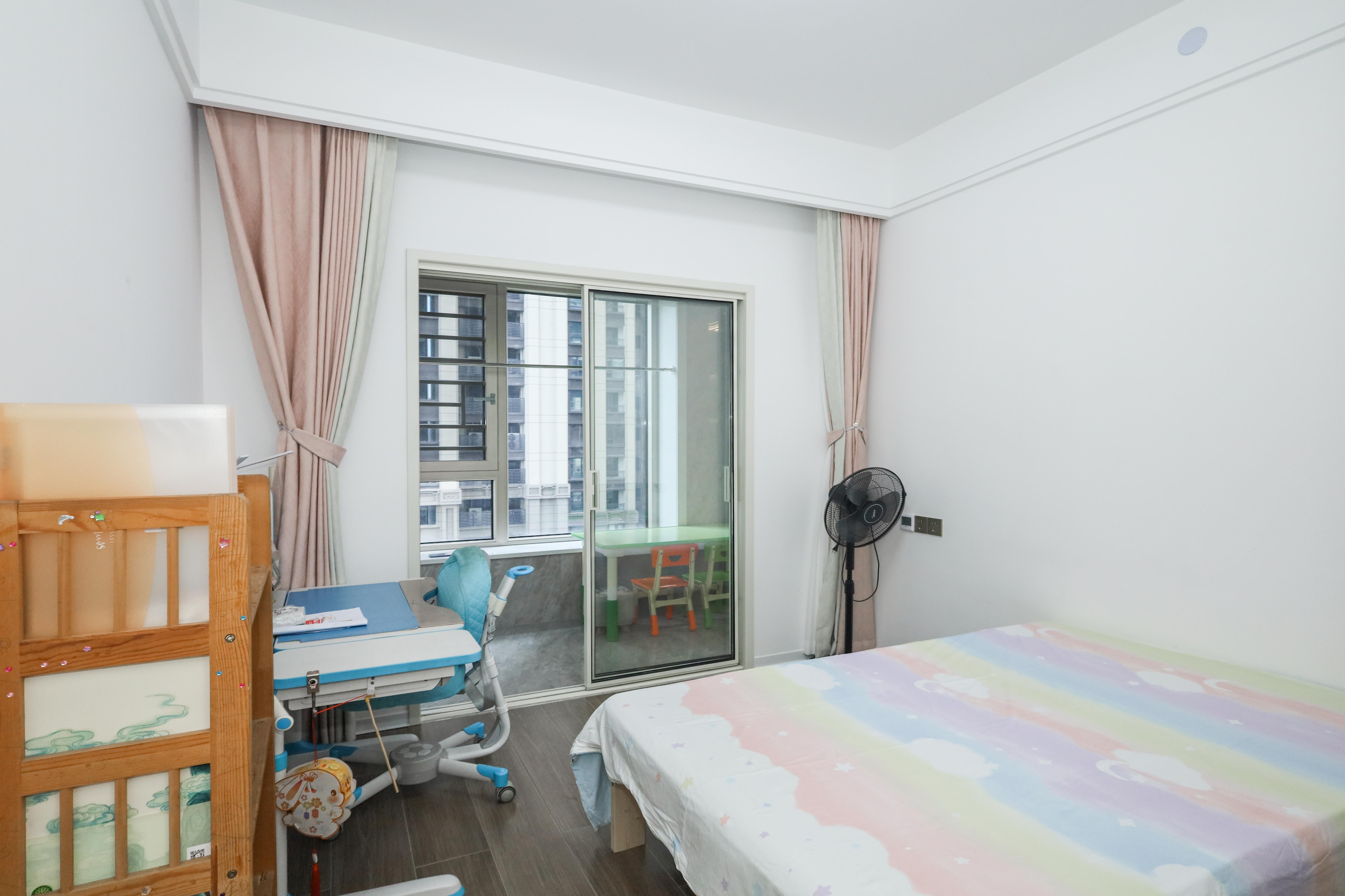 建发央著  4室2厅2卫   223.00万卧室