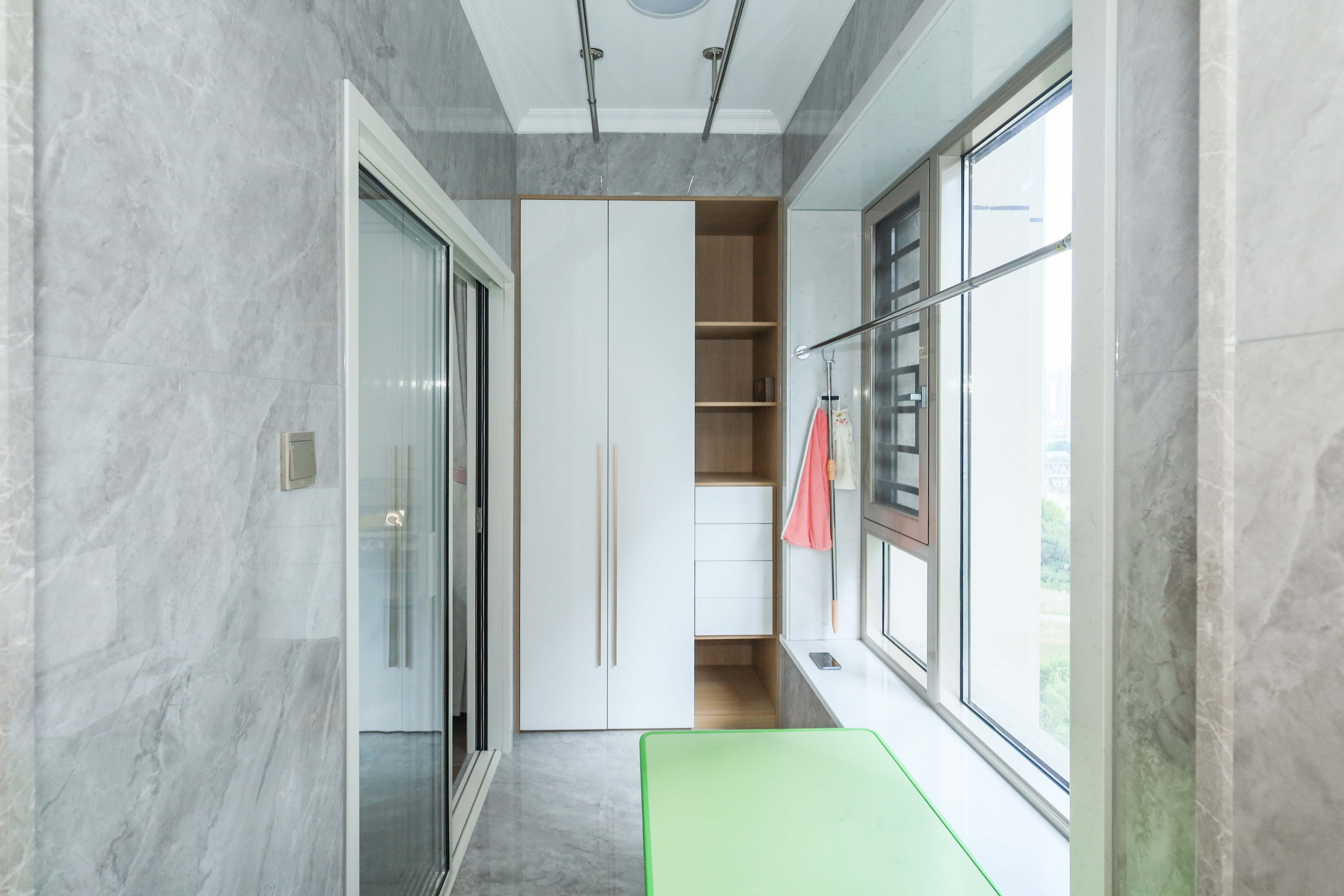 建发央著  4室2厅2卫   223.00万阳台