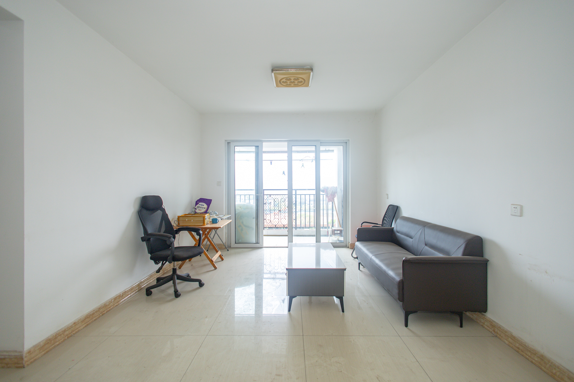 金科时代中心 1室0厅0卫 79.8万 金科时代中心 1室0厅0卫 79.8万客厅