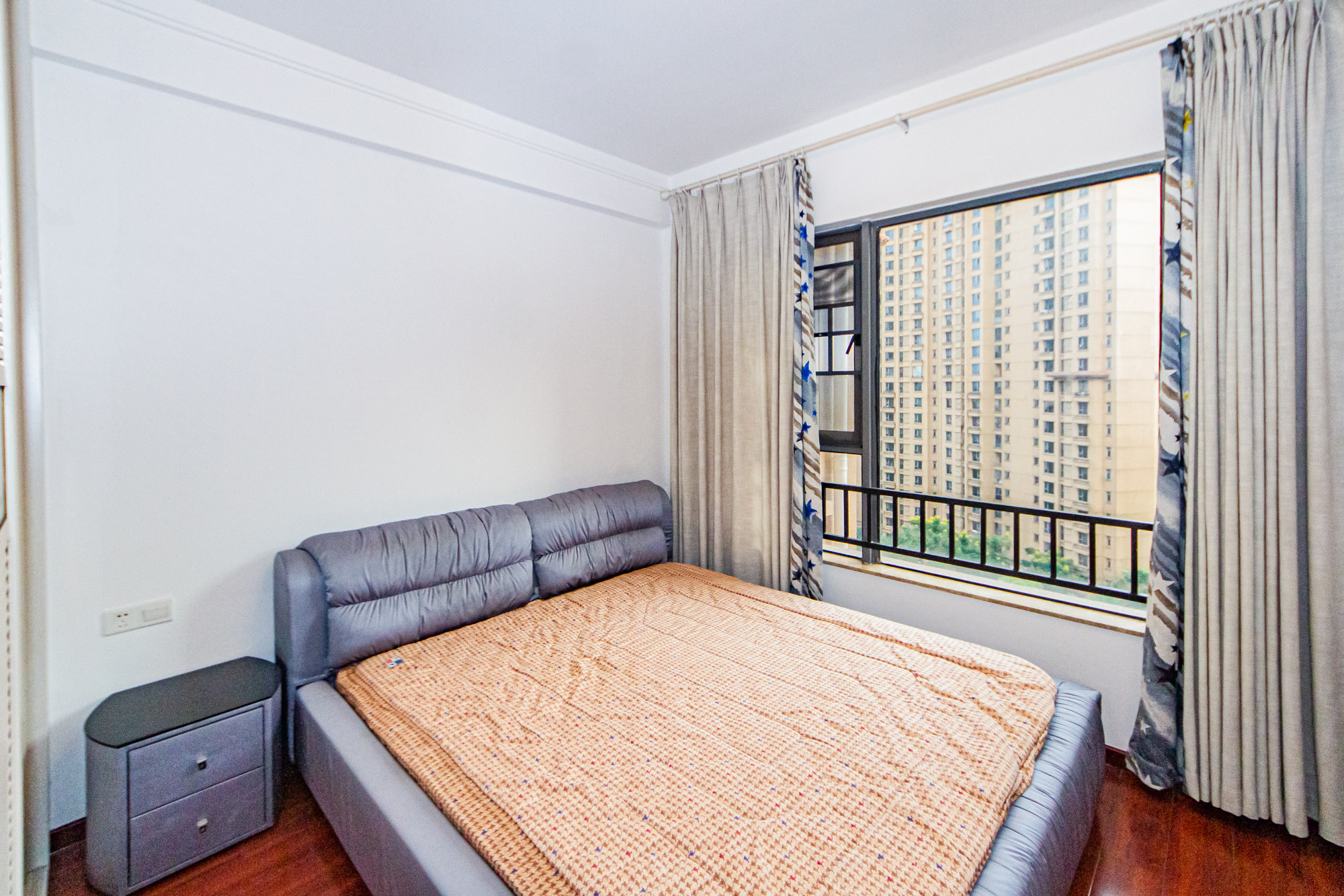 珠江郦城薰衣道  3室2厅2卫    155.0万卧室