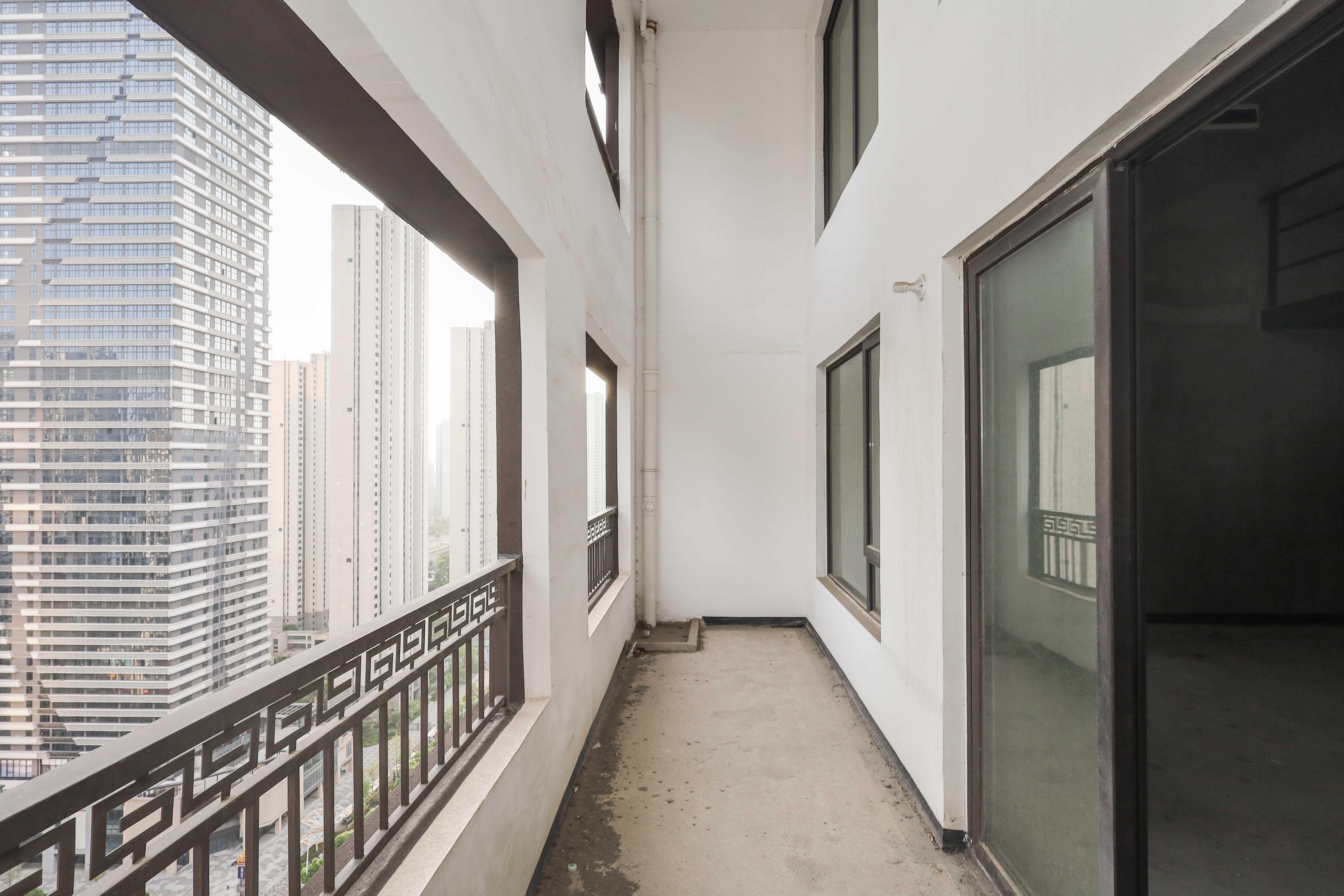 建发央著  4室2厅2卫   245.00万阳台