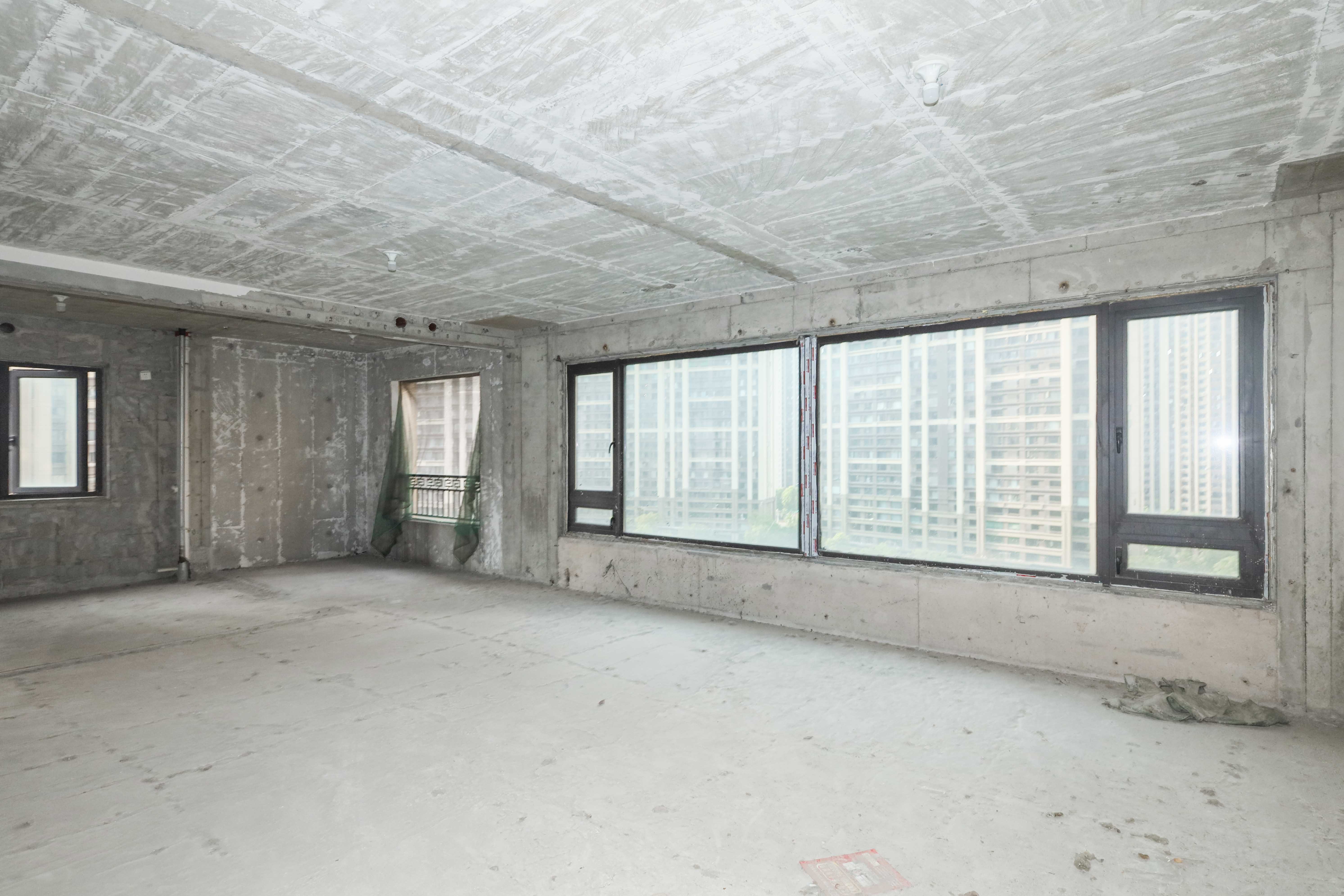 建发央著  4室2厅2卫   330.00万客厅