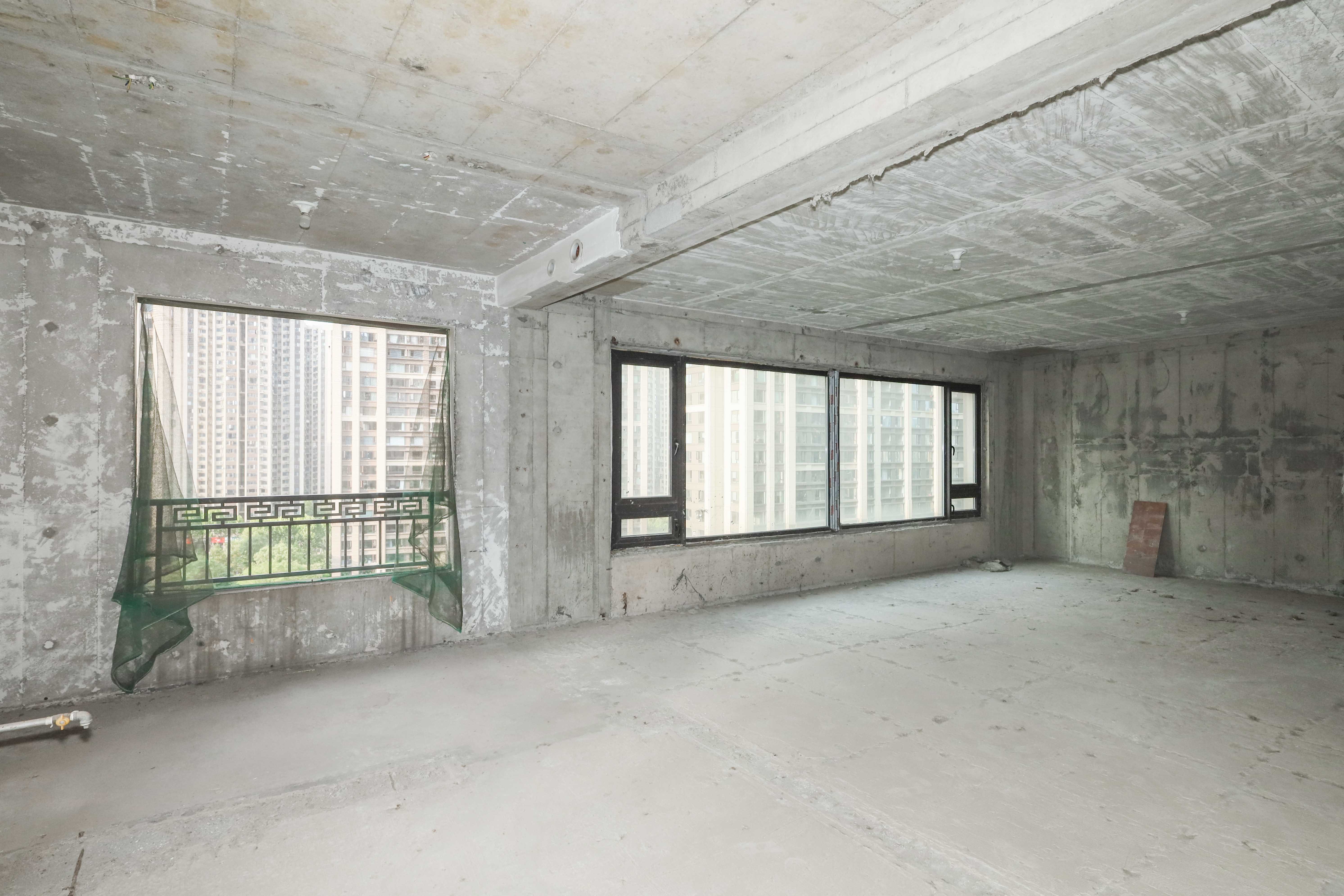 建发央著  4室2厅2卫   330.00万客厅