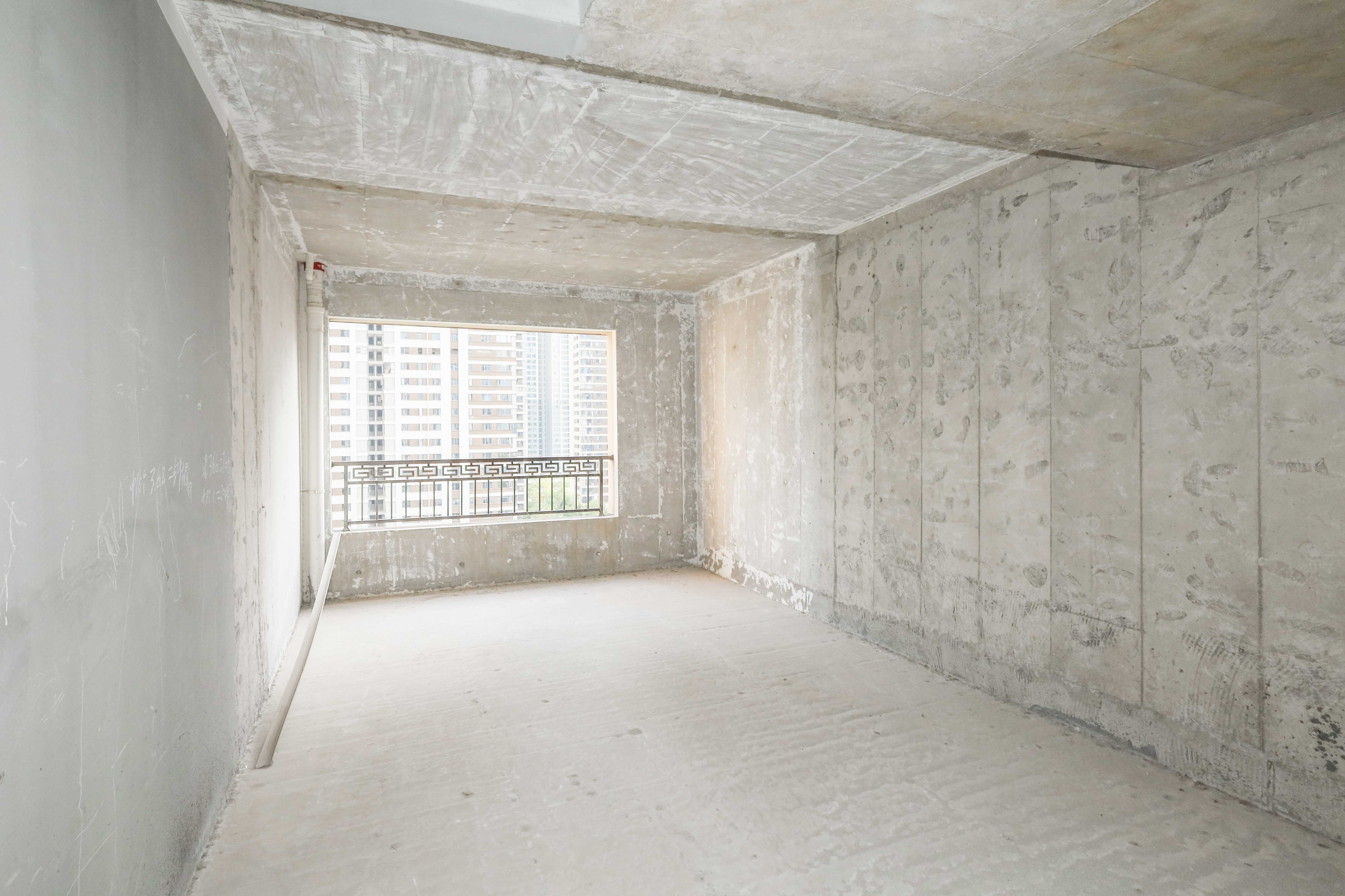 建发央著  4室2厅2卫   330.00万卧室
