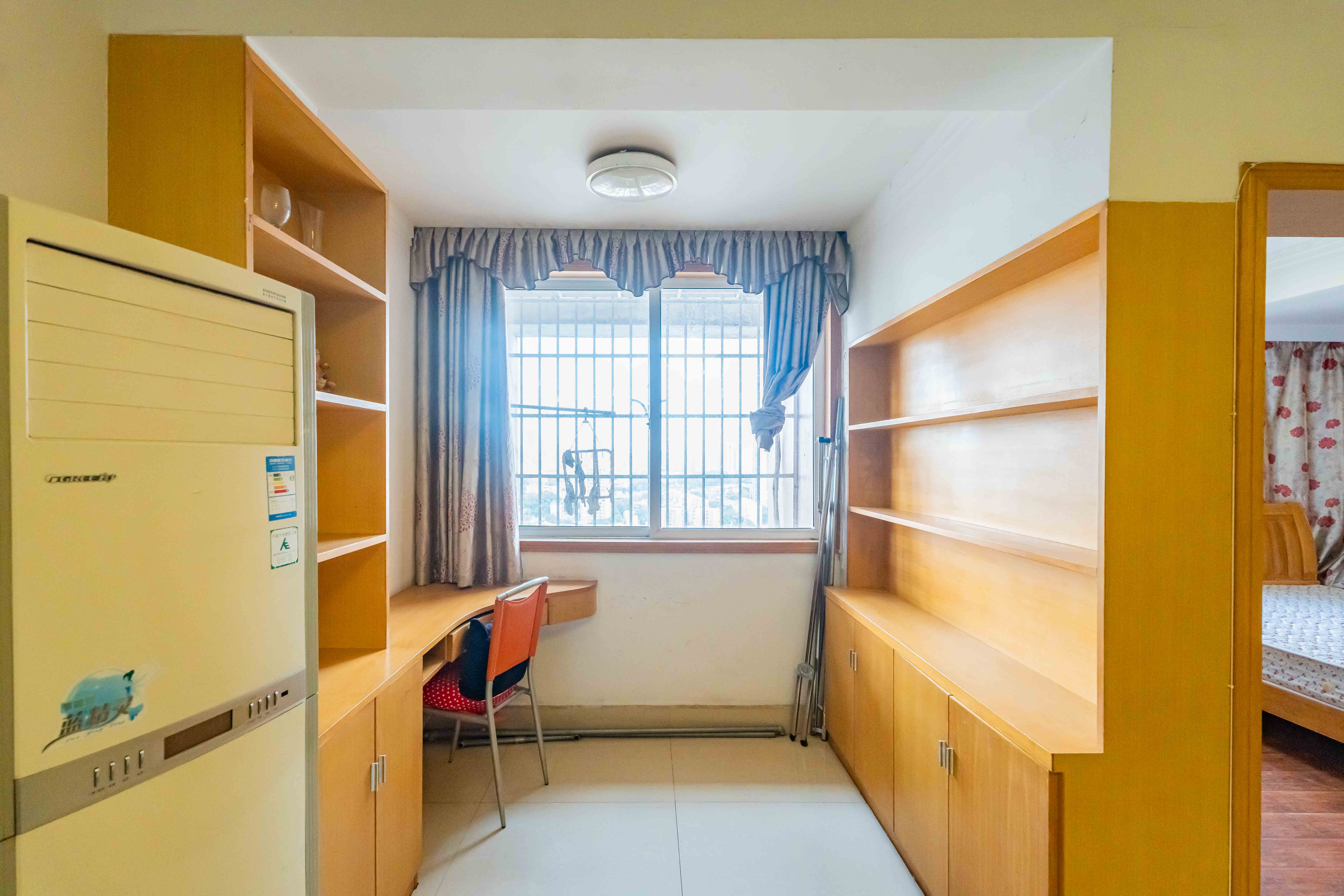 建鸿达现代公寓  3室2厅1卫   82.00万阳台