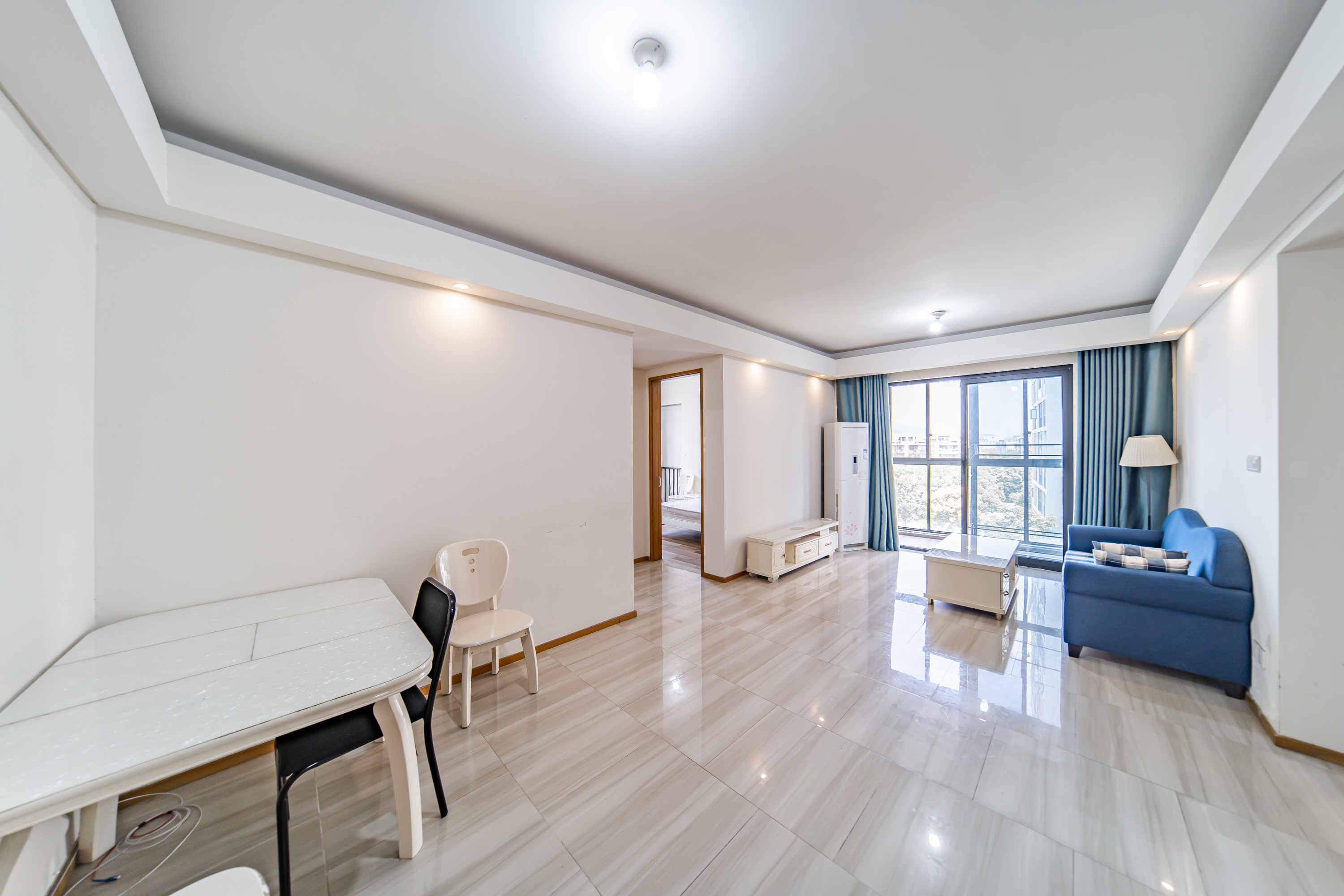 阳光100一期、四五期 2室2厅1卫 76.0万 阳光100一期、四五期 2室2厅1卫 76.0万客厅