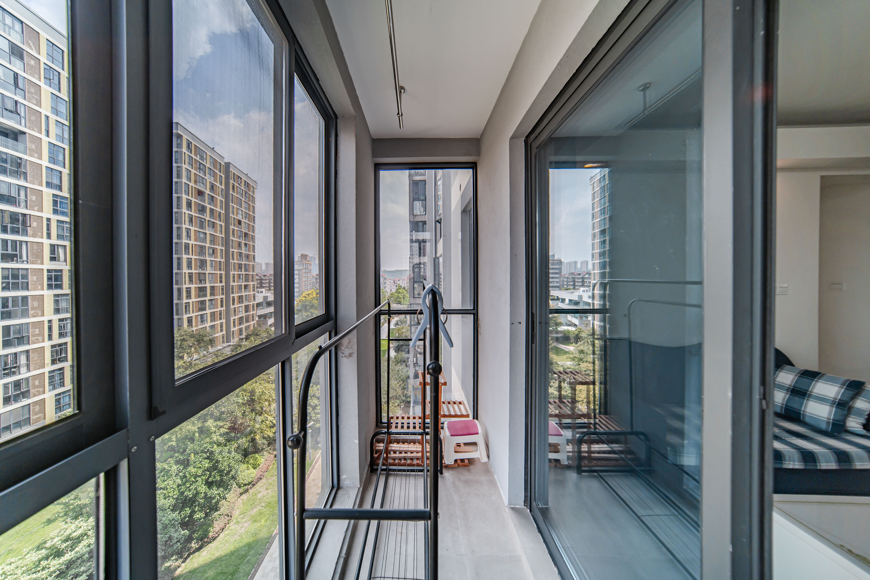 阳光100一期、四五期 2室2厅1卫 76.0万 阳光100一期、四五期 2室2厅1卫 76.0万阳台