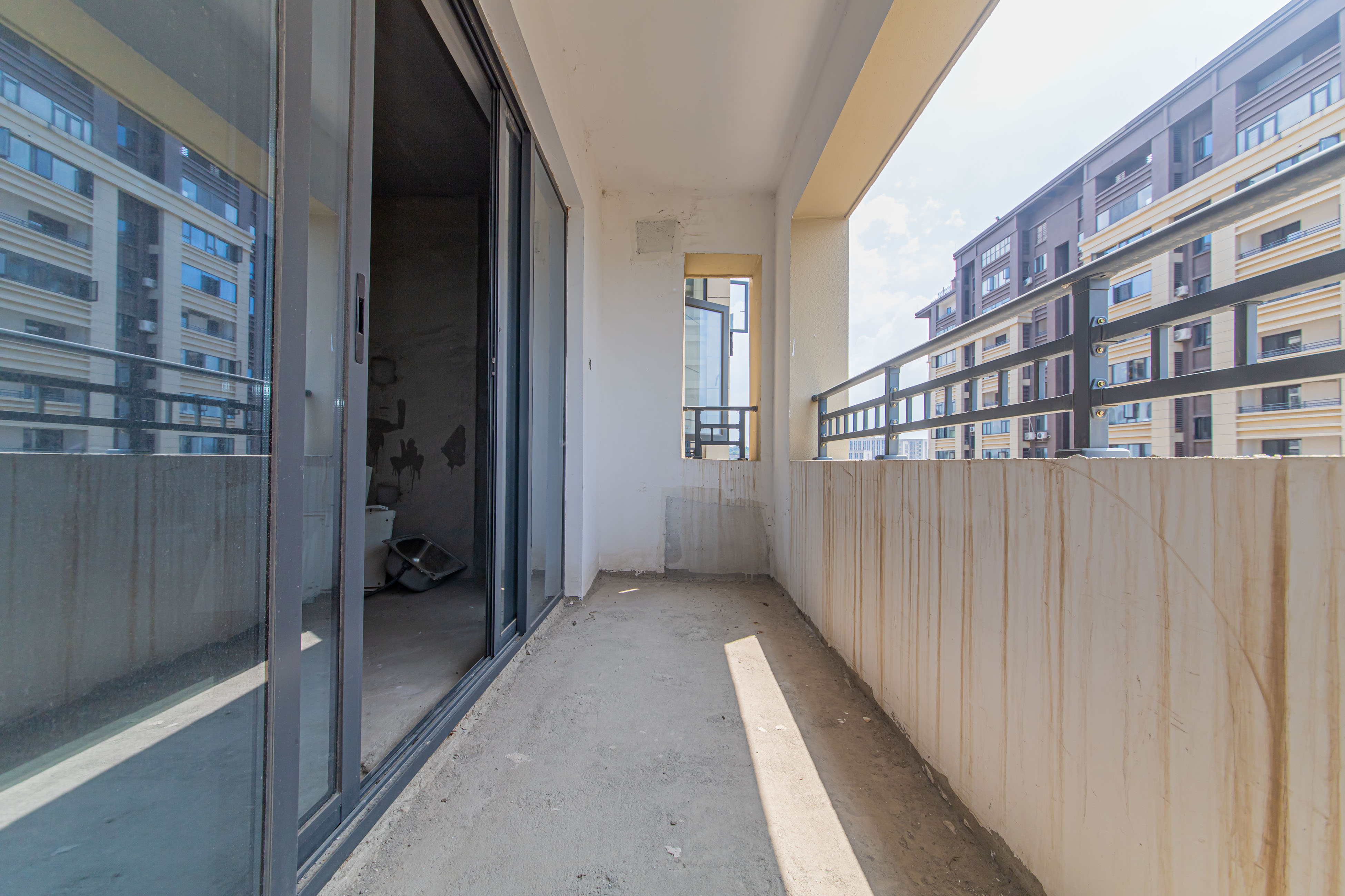 和泓融成府  4室2厅2卫    106.0万 和泓融成府  4室2厅2卫    106.0万阳台